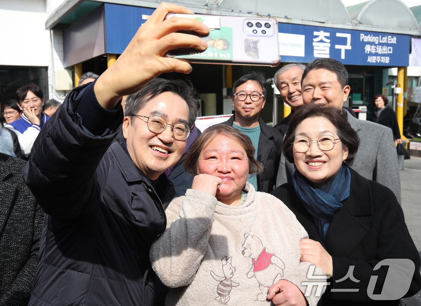 (대구=뉴스1) 공정식 기자 = 김동연 경기도지사가 배우자인 정우영 여사와 함께 27일 오후 대구 중구 서문시장을 찾아 한 시민의 요청에 기념사진을 찍고 있다. 2025.2.27/ …