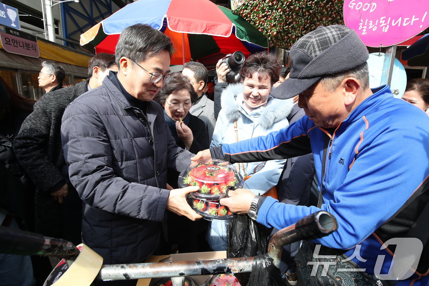 (대구=뉴스1) 공정식 기자 = 김동연 경기도지사가 배우자인 정우영 여사와 함께 27일 오후 대구 중구 서문시장을 찾아 딸기를 사고 있다. 2025.2.27/뉴스1