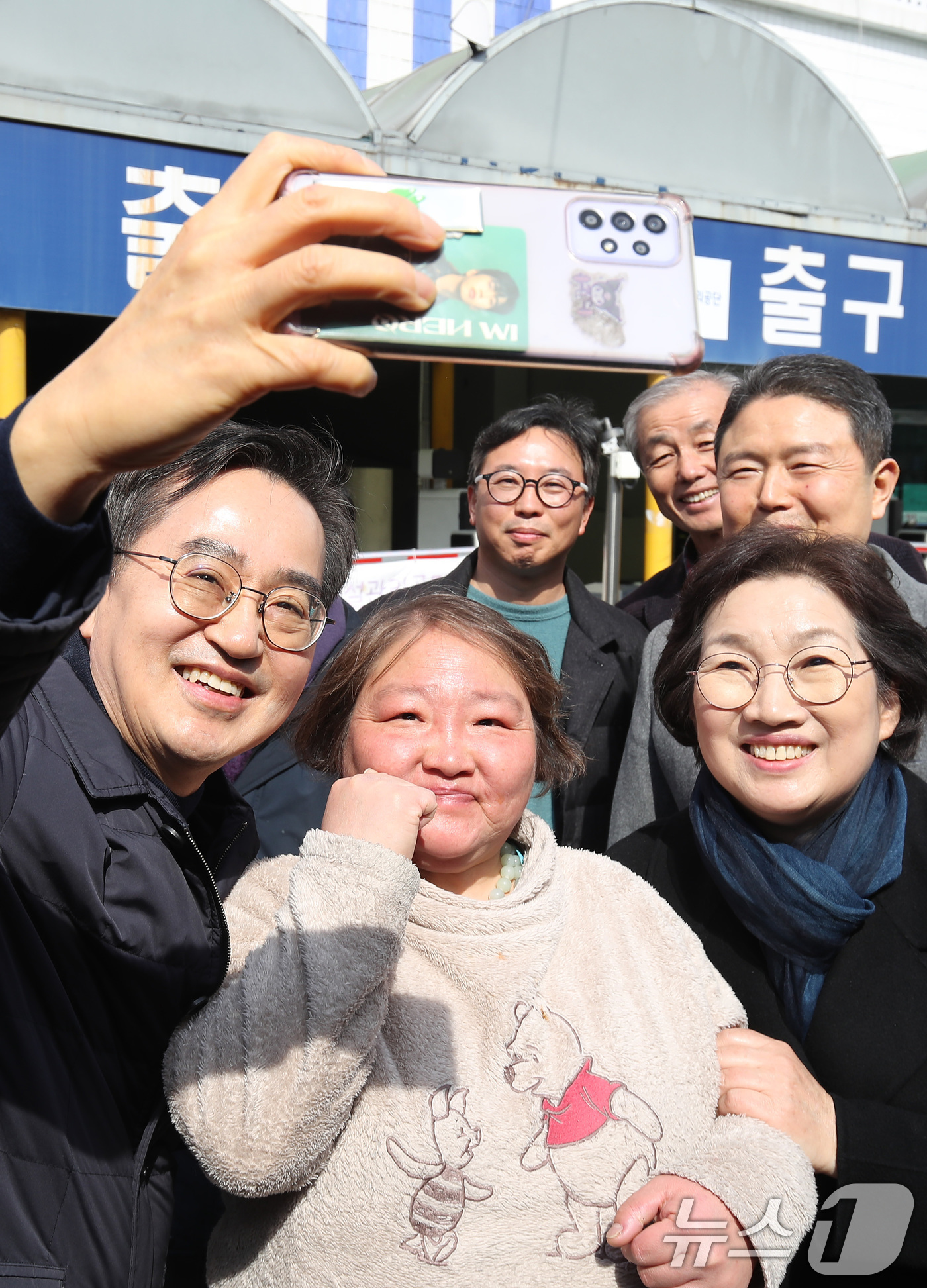 (대구=뉴스1) 공정식 기자 = 김동연 경기도지사가 배우자인 정우영 여사와 함께 27일 오후 대구 중구 서문시장을 찾아 한 시민의 요청에 기념사진을 찍고 있다. 2025.2.27/ …