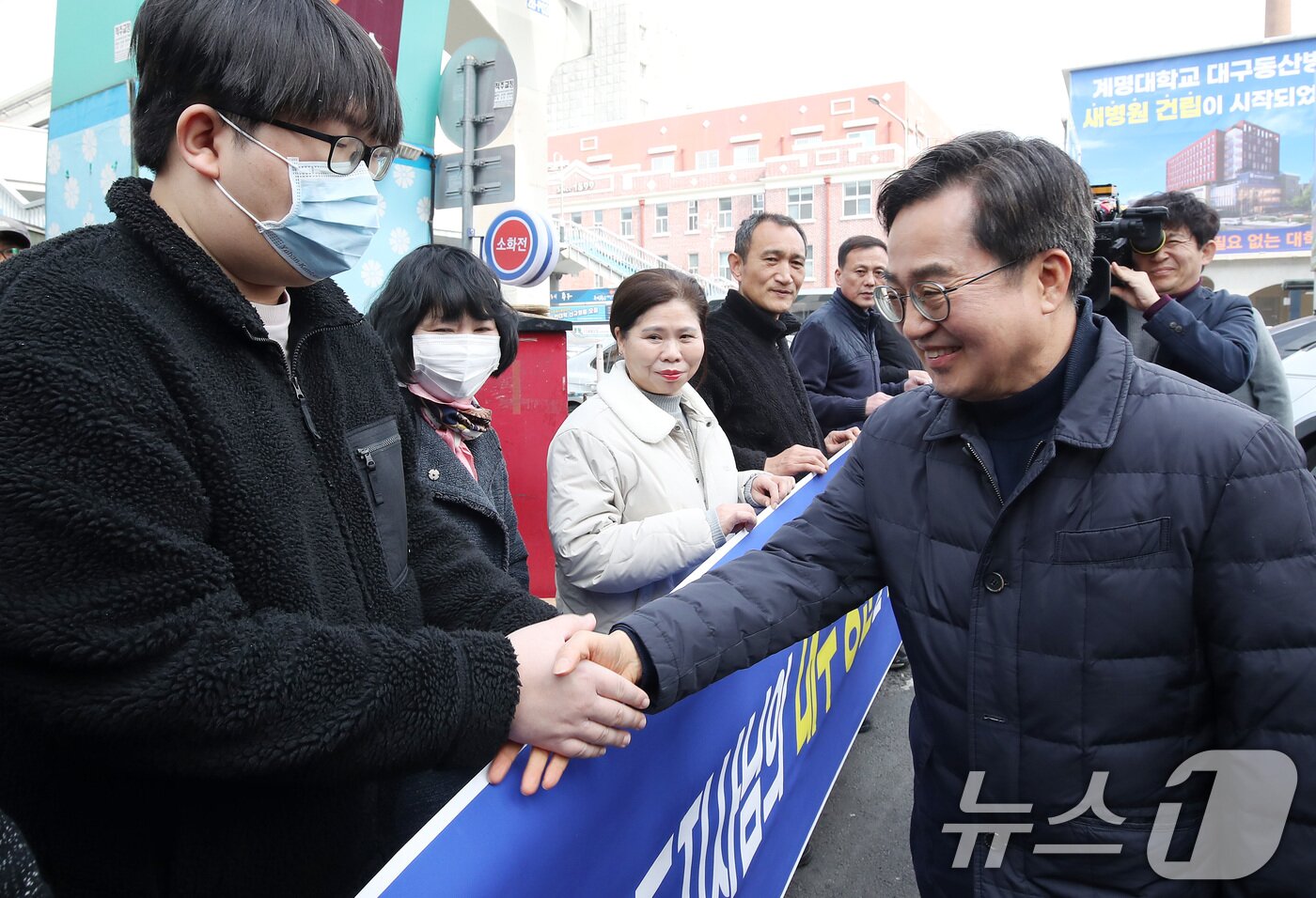 본문 이미지 - 김동연 경기도지사가 27일 오후 대구 중구 서문시장을 찾아 지지자들과 인사 나누고 있다. 2025.2.27/뉴스1 ⓒ News1 공정식 기자