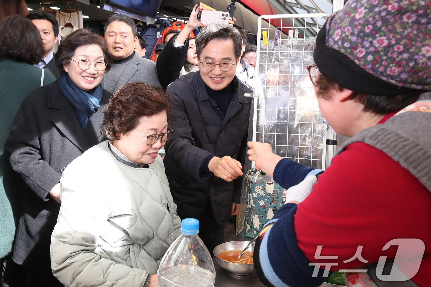 (대구=뉴스1) 공정식 기자 = 김동연 경기도지사가 배우자인 정우영 여사와 함께 27일 오후 대구 중구 서문시장을 찾아 상인과 인사 나누고 있다. 2025.2.27/뉴스1