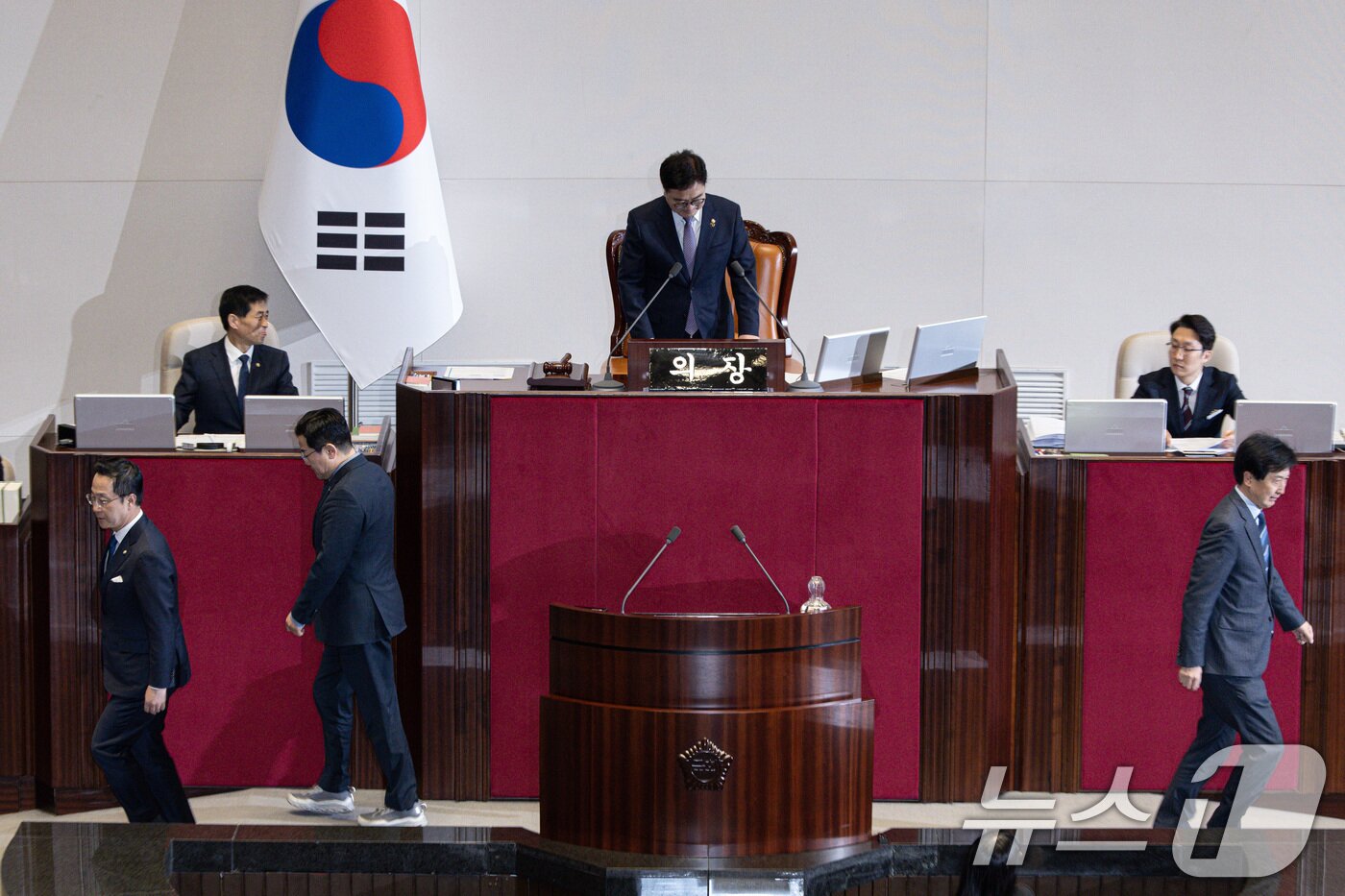 본문 이미지 - 박찬대 더불어민주당 원내대표가 27일 오후 서울 여의도 국회에서 열린 제422회 국회&#40;임시회&#41; 제7차 본회의에서 우원식 국회의장이 상법을 상정하지 않는 것에 대해 항의를 마친 후 자리로 향하고 있다. 2025.2.27/뉴스1 ⓒ News1 이재명 기자