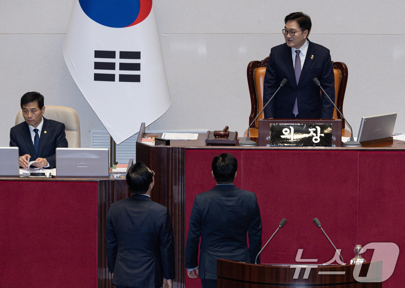 본문 이미지 - 박찬대 더불어민주당 원내대표가 27일 오후 서울 여의도 국회에서 열린 제422회 국회&#40;임시회&#41; 제7차 본회의에서 우원식 국회의장이 상법을 상정하지 않는 것에 대해 항의를 하고 있다. 2025.2.27/뉴스1 ⓒ News1 이재명 기자
