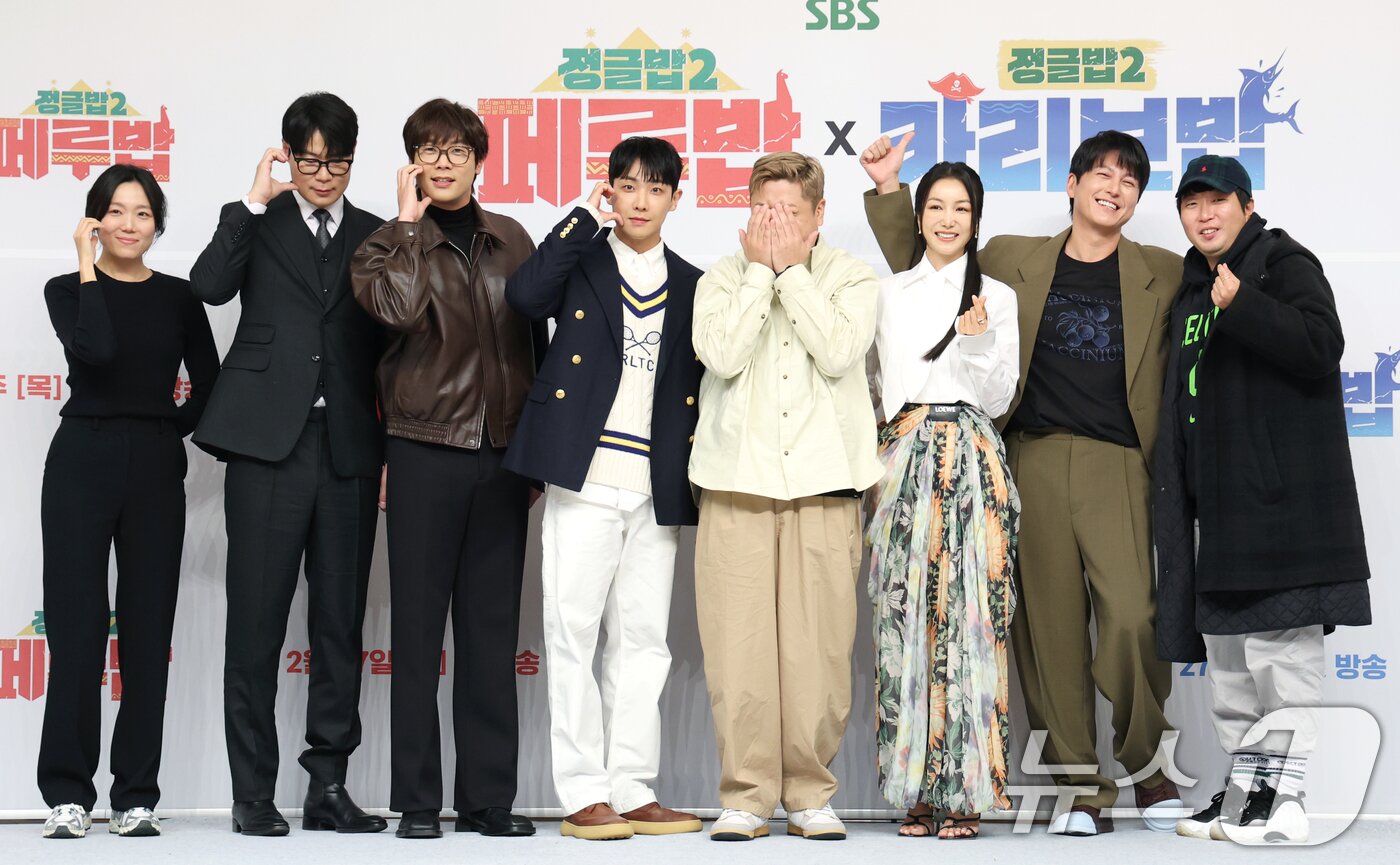 본문 이미지 - 한비인 PD&#40;왼쪽부터&#41;와 최현석 셰프, 배우 최다니엘, 이준, 윤남노 셰프, 김옥빈, 츄수영, 류지환 PD가 27일 서울 양천구 목동 SBS에서 열린 예능 ‘정글밥2 - 페루밥, 카리브밥’ 제작발표회에서 포즈를 취하고 있다. ‘정글밥2 - 페루밥’은 류수영, 최현석, 김옥빈, 최다니엘이 정글 현지에서만 구할 수 있는 식재료로 현지인과 교류하며 요리해 먹는 이야기를 담은 프로그램이다. 2025.2.27/뉴스1 ⓒ News1 권현진 기자
