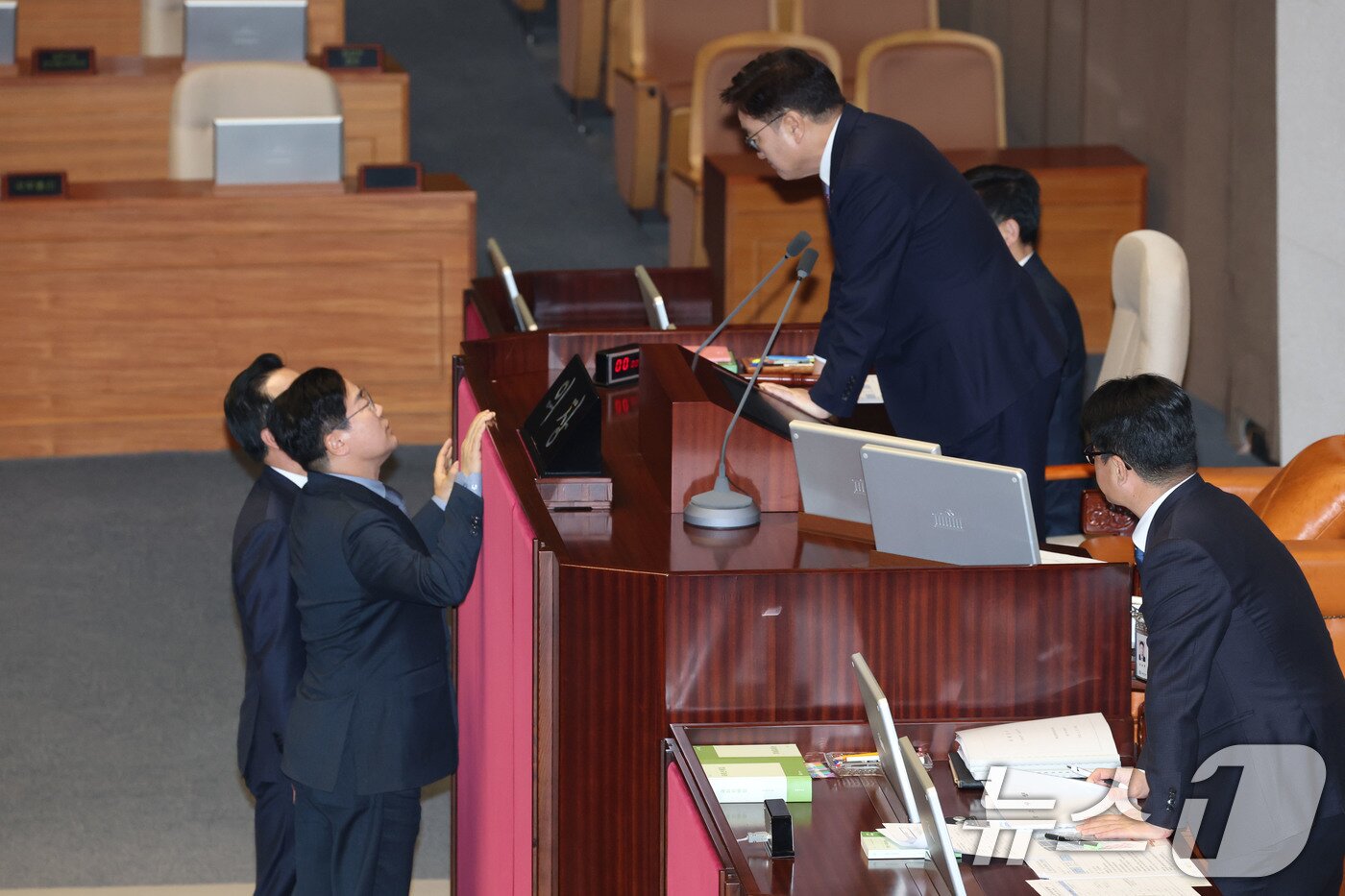 본문 이미지 - 박찬대 더불어민주당 원내대표와 박성준 원내수석부대표가 27일 오후 서울 여의도 국회에서 열린 본회의에서 상법 개정안을 상정하지 않는 것에 대해 우원식 국회의장에게 항의하고 있다. 2025.2.27/뉴스1 ⓒ News1 이광호 기자