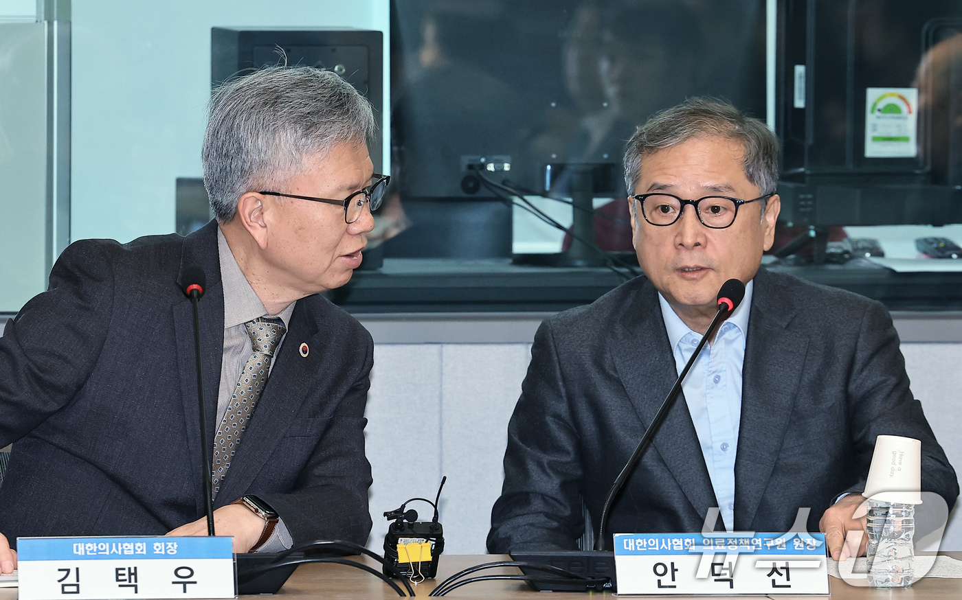 (서울=뉴스1) 박정호 기자 = 김택우 대한의사협회장(왼쪽)과 안덕선 대한의사협회 의료정책연구원 원장이 27일 오후 서울 용산구 이촌로 대한의사협회에서 의사 인력 수급 전망을 주제 …