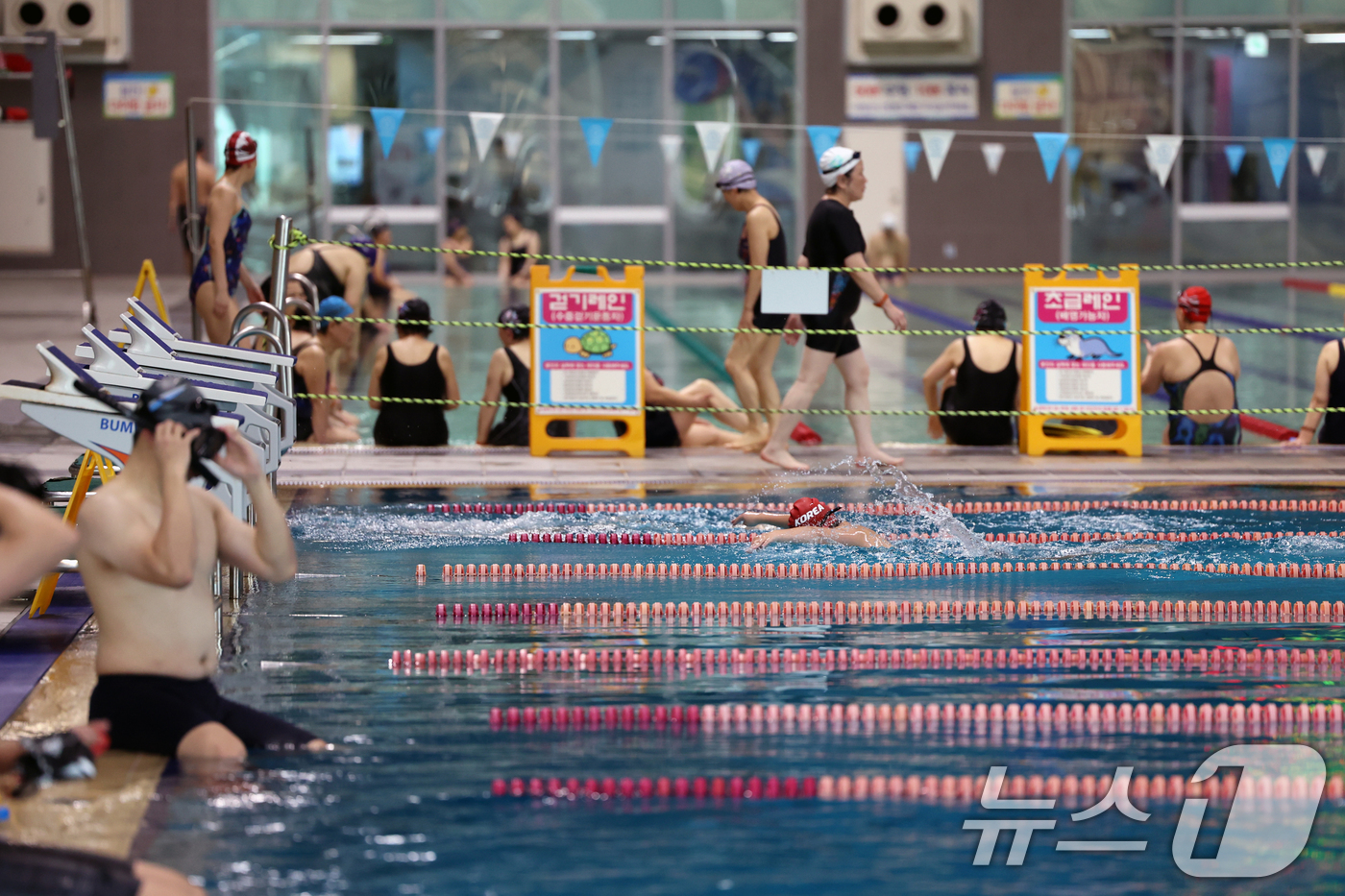 (고양=뉴스1) 황기선 기자 = 수영장에서 강습을 받거나 헬스장에서 퍼스널트레이닝(PT)을 받는 경우 이용 요금과 강습비가 구분되지 않으면 전체 금액의 50%가 소득공제 받을 수 …