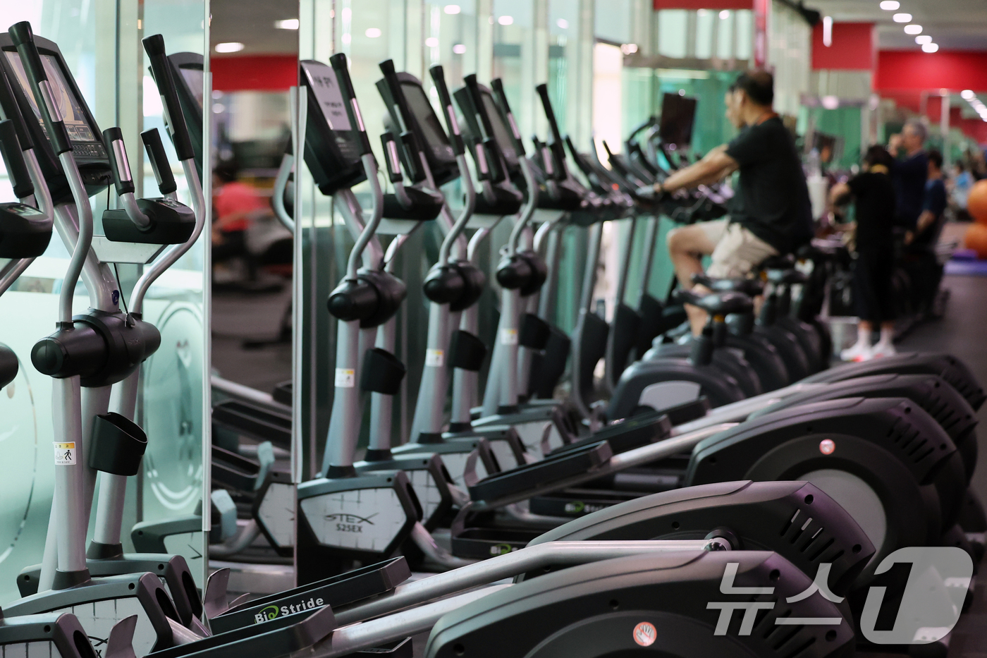 (고양=뉴스1) 황기선 기자 = 수영장에서 강습을 받거나 헬스장에서 퍼스널트레이닝(PT)을 받는 경우 이용 요금과 강습비가 구분되지 않으면 전체 금액의 50%가 소득공제 받을 수 …