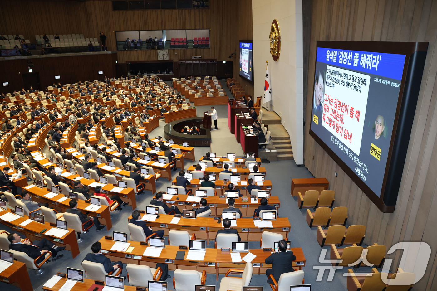 (서울=뉴스1) 이광호 기자 = 서영교 더불어민주당 의원이 27일 오후 서울 여의도 국회에서 열린 본회의에서 명태균 특검법 찬성 토론을 하고 있다. 2025.2.27/뉴스1