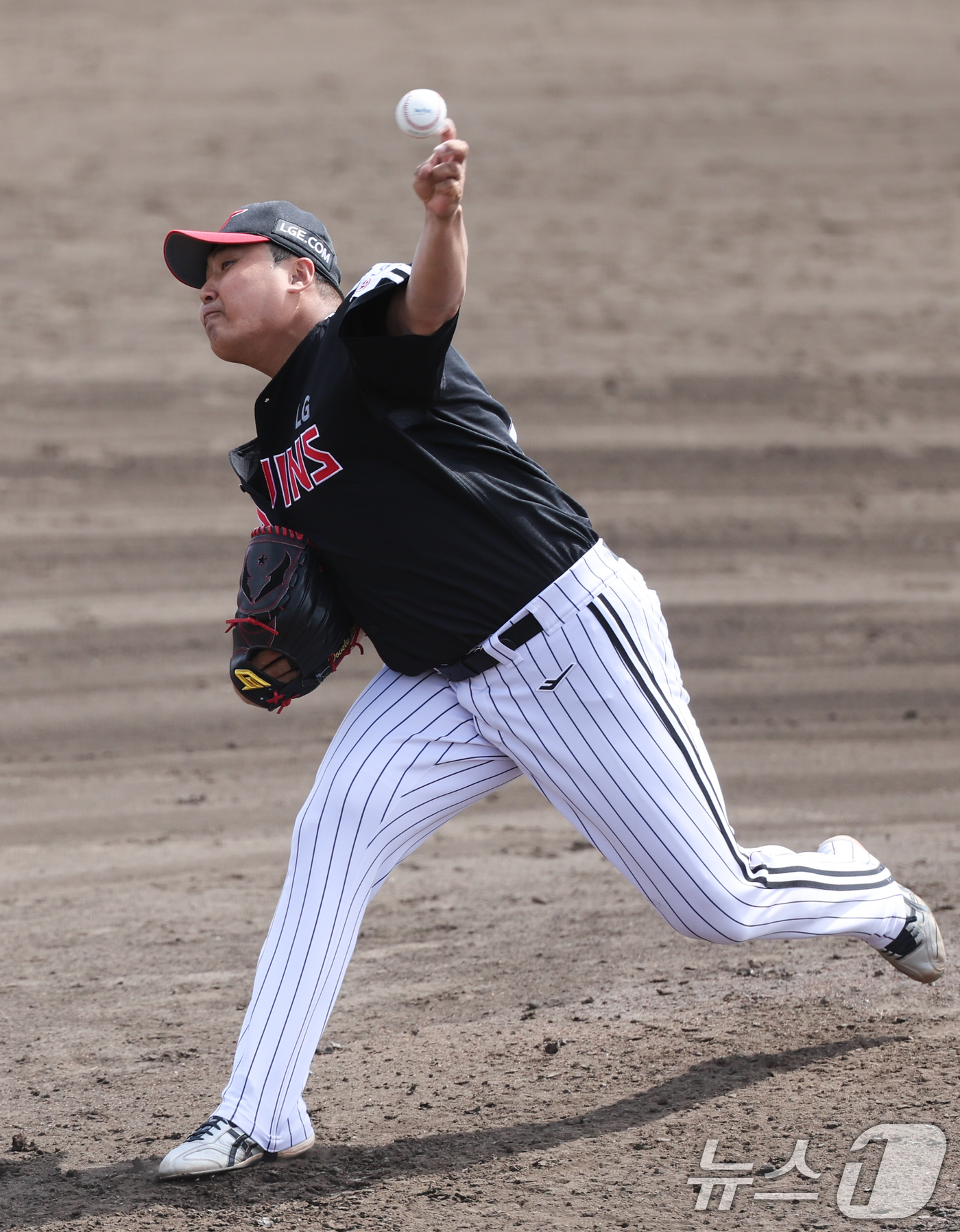 (오키나와(일본)=뉴스1) 허경 기자 = LG 이우찬이 27일 일본 오키나와 킨 야구장에서 열린 LG 트윈스와 KIA 타이거즈 연습경기에서 역투하고 있다. 2025.2.27/뉴스1 …