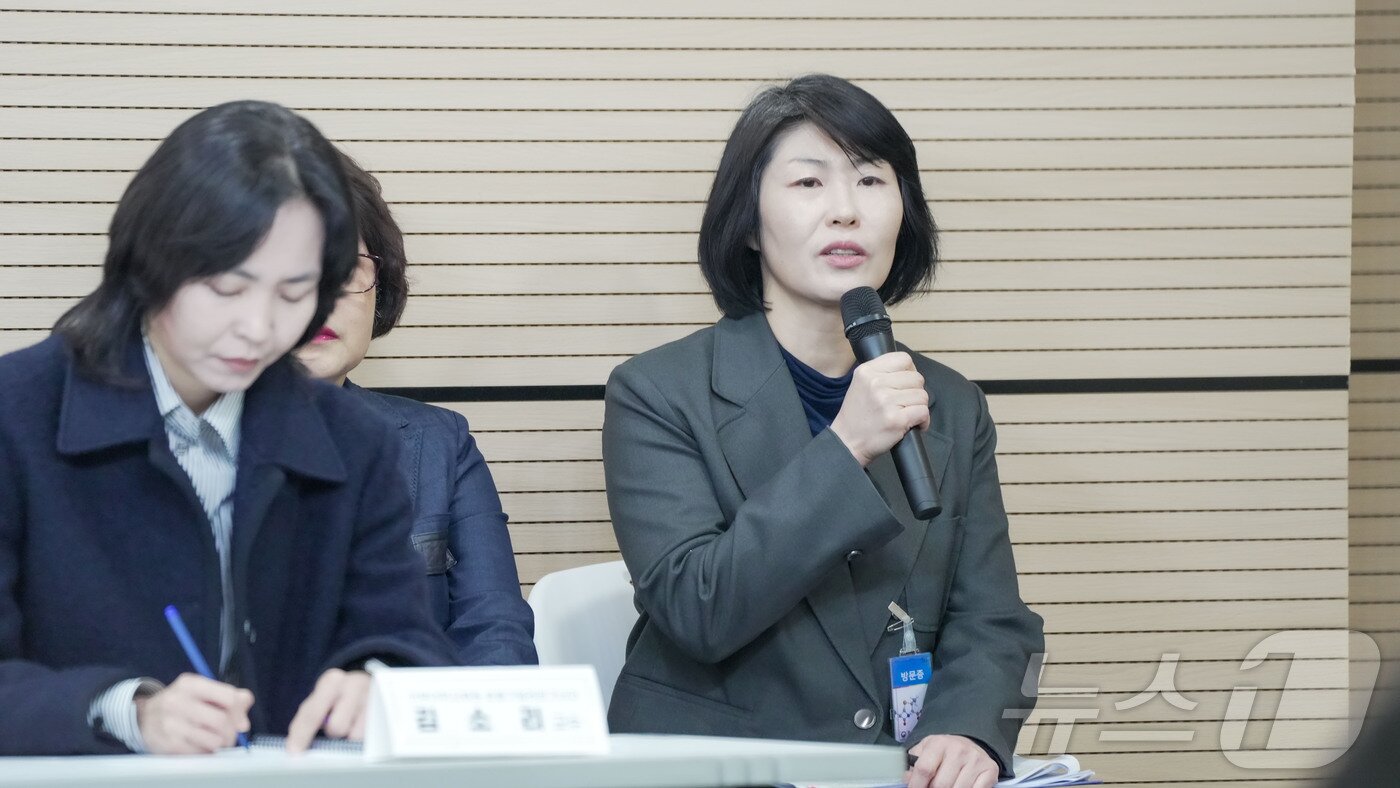 본문 이미지 - 27일 제1차 건강브리핑에서 답변하는 김새봄 교육부 학생건강정책과장(질병청 제공) 2025.2.27/뉴스1