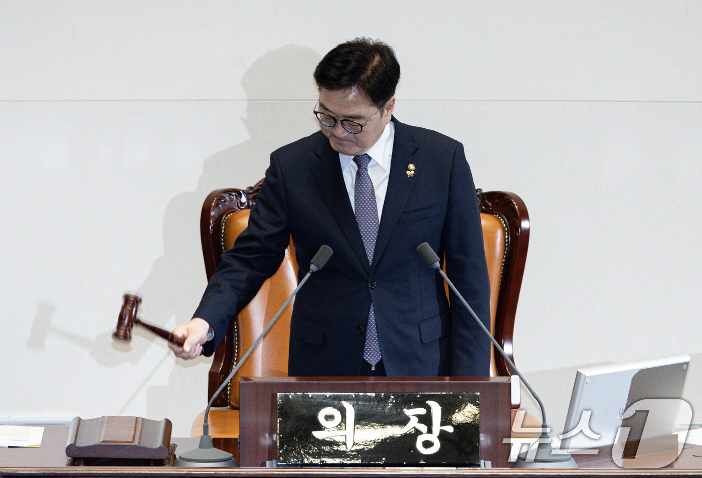 본문 이미지 - 우원식 국회의장이 27일 오후 서울 여의도 국회에서 열린 제422회 국회&#40;임시회&#41; 제7차 본회의에서 의사봉을 두드리고 있다. 2025.2.27/뉴스1 ⓒ News1 이재명 기자