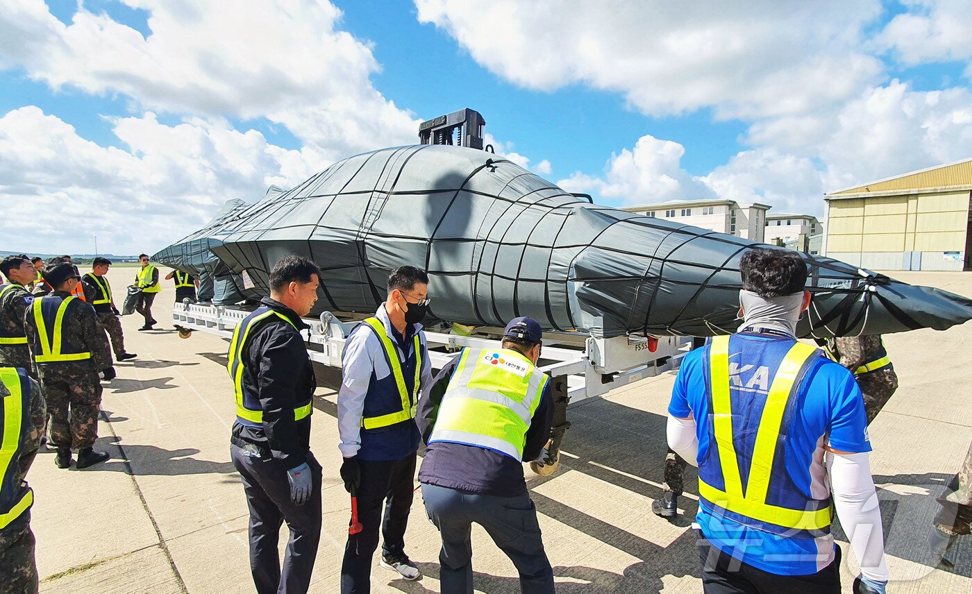 본문 이미지 - 2022년 영국 국제 에어쇼에 참가하는 공군 블랙이글스 T-50B 항공기의 운송 모습 &#40;CJ대한통운 제공&#41;