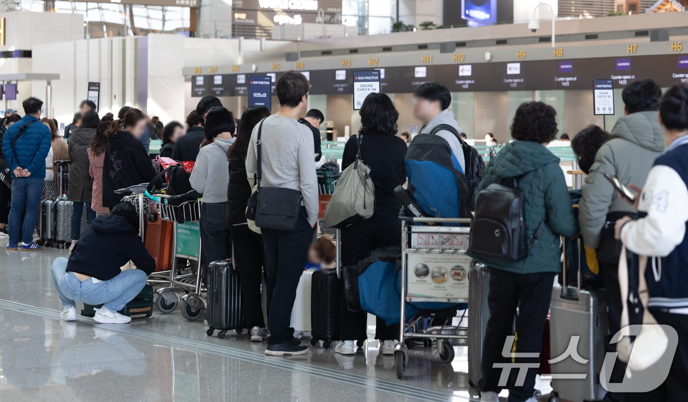 본문 이미지 - 인천국제공항 출국장에서 여행객들이 탑승수속을 위해 줄 서 있다. 2025.2.27/뉴스1 ⓒ News1 이승배 기자