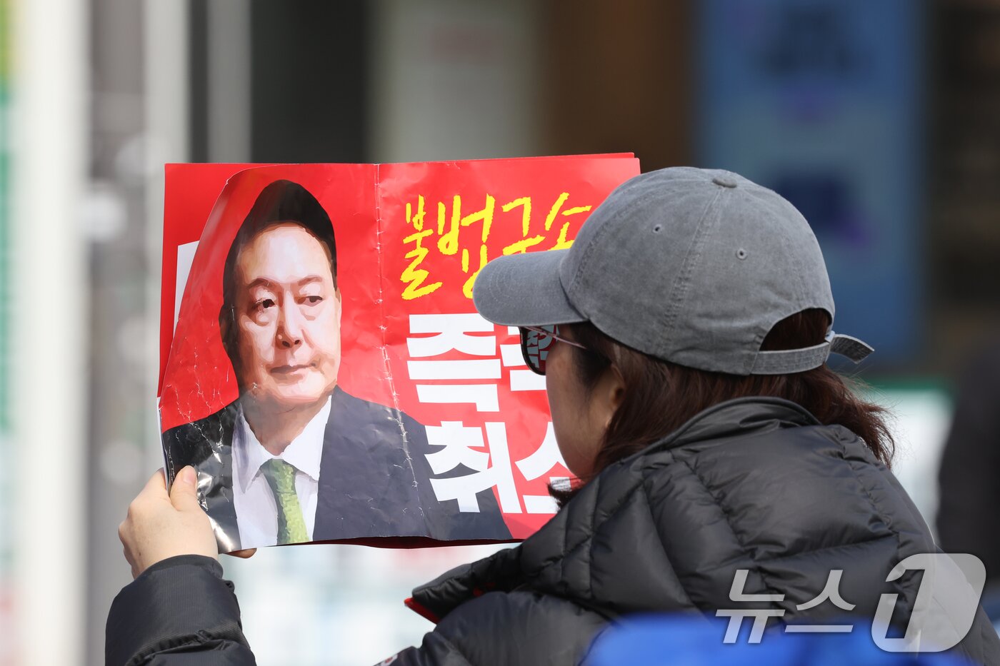 본문 이미지 - 27일 전남대 후문에서 열린 극우단체, 극우 유투버 내란옹호 부정선거 관련 집회에서 한 참가자가 탄핵 원천무효를 외치고 있다. 2025.2.27/뉴스1 ⓒ News1 김태성 기자