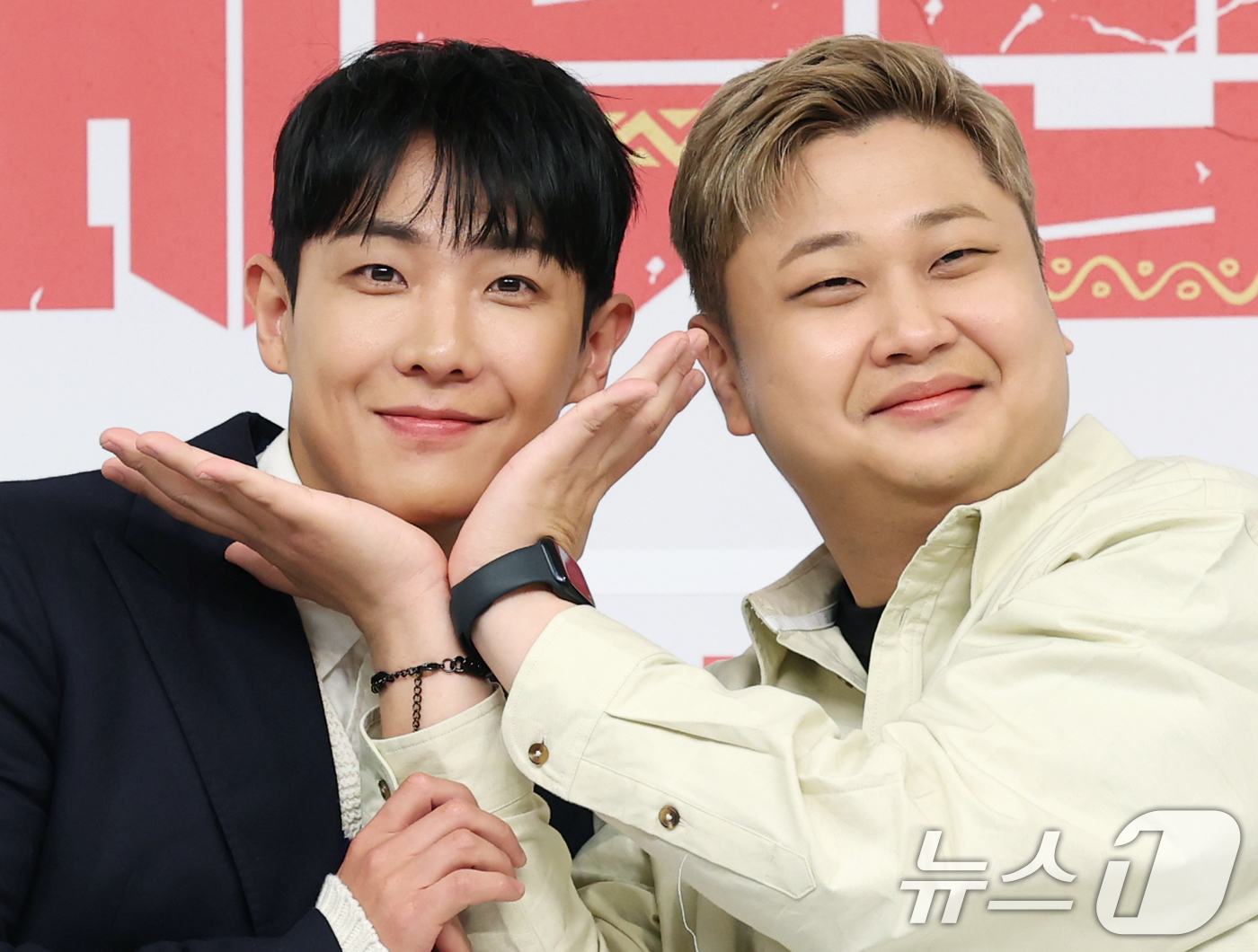 (서울=뉴스1) 권현진 기자 = 배우 이준과 윤남노 셰프(오른쪽)이 27일 서울 양천구 목동 SBS에서 열린 예능 ‘정글밥2 - 페루밥, 카리브밥’ 제작발표회에서 포즈를 취하고 있 …