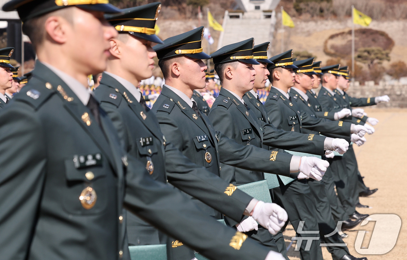 (서울=뉴스1) 김성진 기자 = 27일 서울 노원구 육군사관학교에서 열린 제81기 졸업 및 임관식에서 임관 장교들이 분열을 하고 있다. 2025.2.27/뉴스1