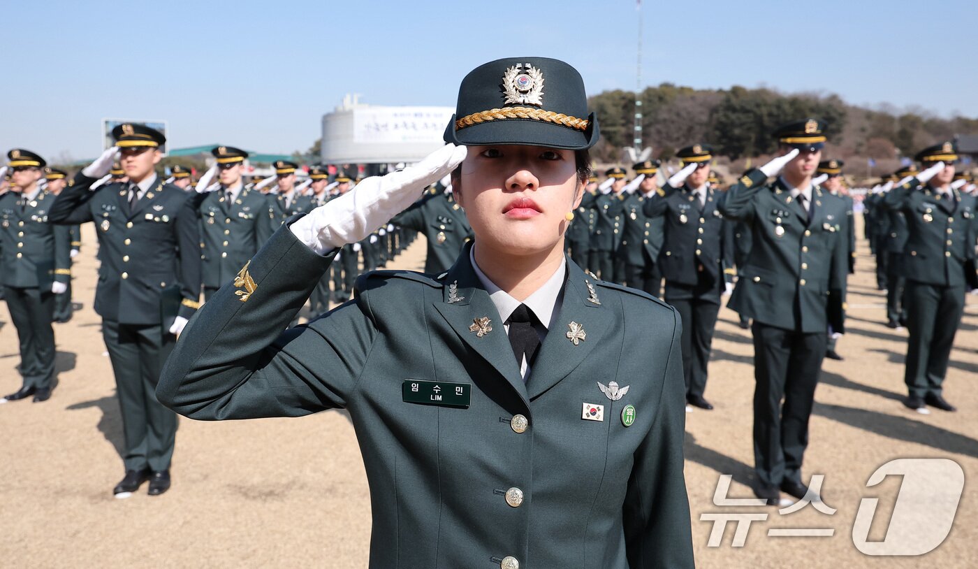 본문 이미지 - 2월 27일 서울 노원구 육군사관학교에서 열린 제81기 졸업 및 임관식에서 임수민 소위가 거수겅례를 하고 있다.. 2025.2.27/뉴스1 ⓒ News1 김성진 기자