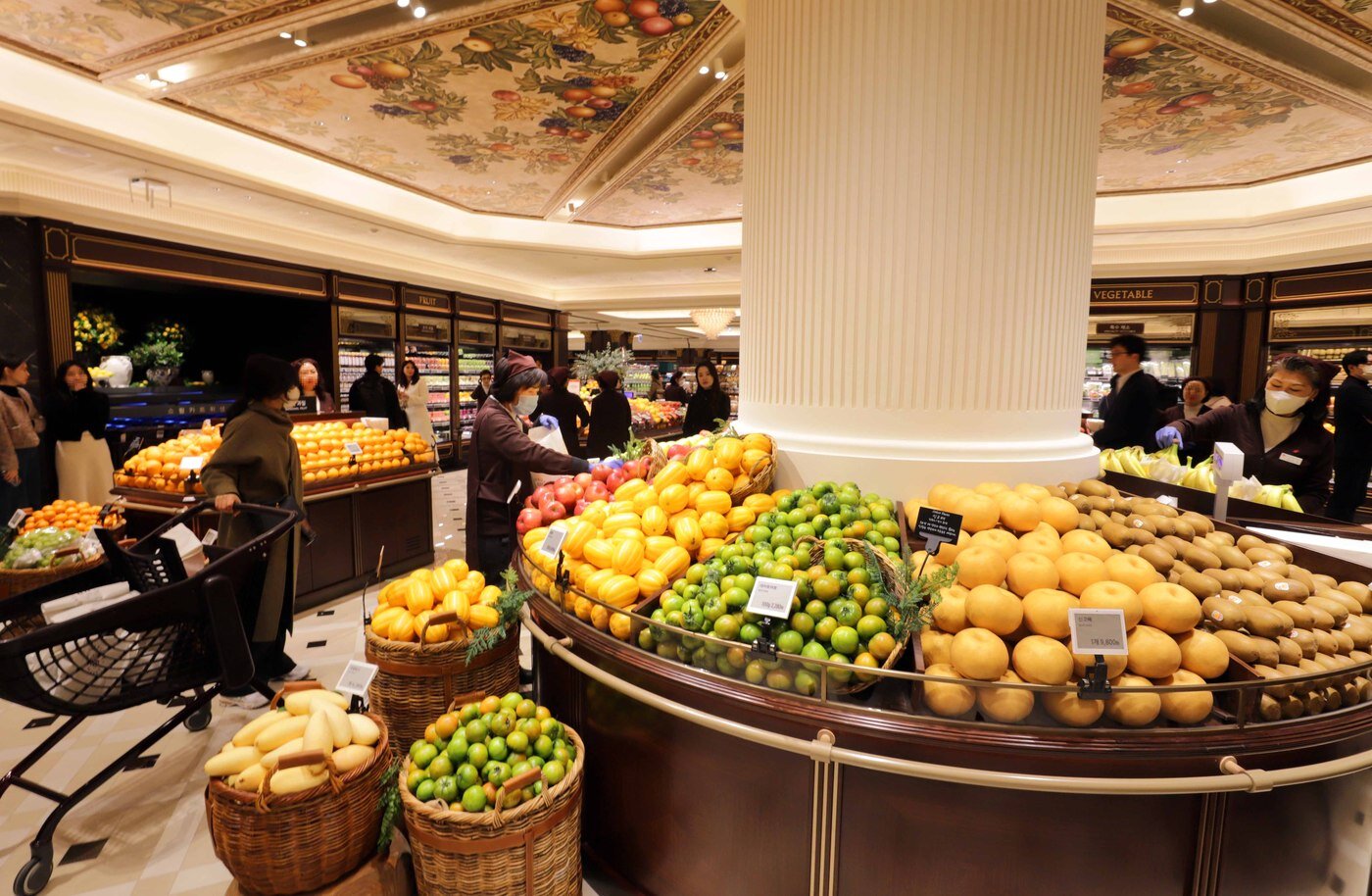 본문 이미지 - 신세계백화점 강남점 신세계 마켓 내 청과 매장(신세계백화점 제공).