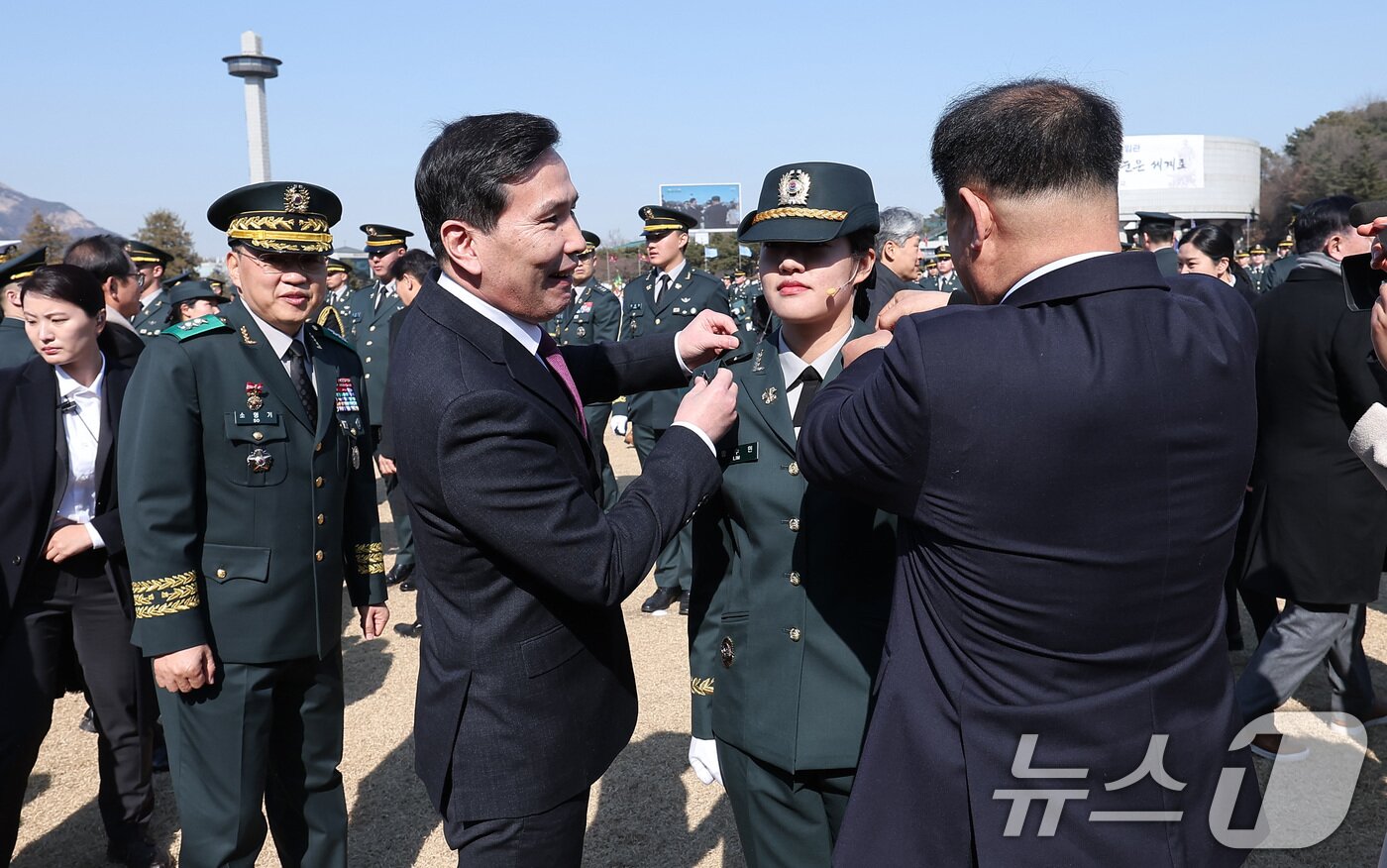 본문 이미지 - 김선호 국방부 장관 직무대행이 27일 서울 노원구 육군사관학교에서 열린 제81기 졸업 및 임관식에서 한 임관 장교에게 계급장을 수여하고 있다. 2025.2.27/뉴스1 ⓒ News1 김성진 기자