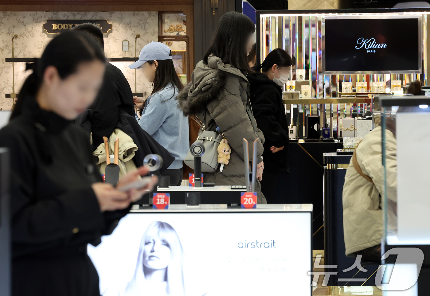 (서울=뉴스1) 이동해 기자 = 27일 서울 중구의 한 면세점에서 관광객들이 쇼핑을 하고 있다.'2025 한국 인바운드 및 아웃바운드 관광 실적 분석'에 따르면 관광수입(164억 …
