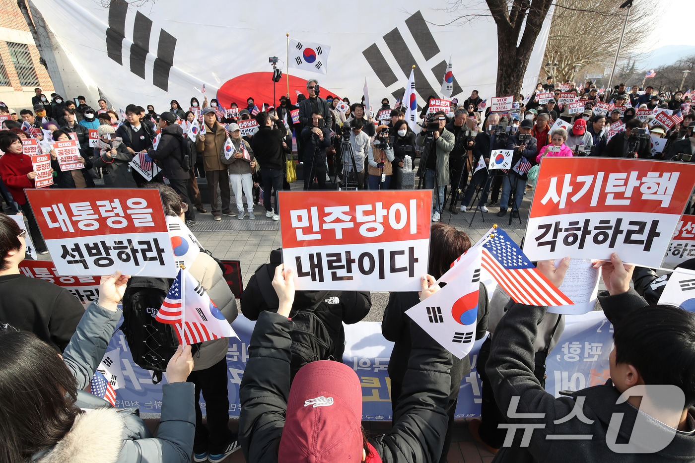 (경산=뉴스1) 공정식 기자 = 27일 오후 경북 경산시 영남대학교 정문 앞에서 자유민주주의를 수호하는 천마인들 주최로 '영남대 탄핵반대 시국선언'이 열리고 있다.윤석열 대통령 탄 …