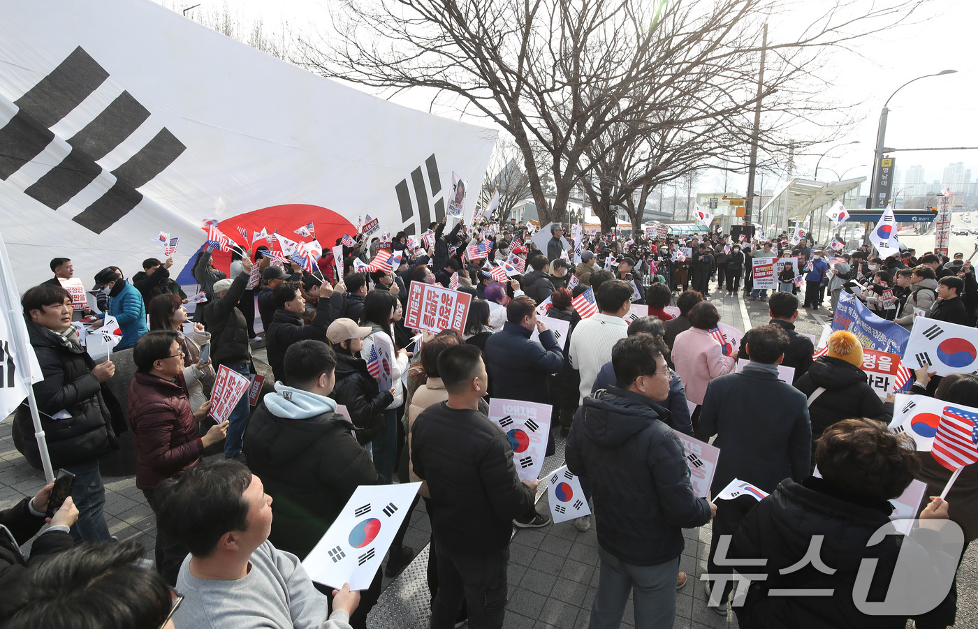 (경산=뉴스1) 공정식 기자 = 27일 오후 경북 경산시 영남대학교 정문 앞에서 자유민주주의를 수호하는 천마인들 주최로 '영남대 탄핵반대 시국선언'이 열리고 있다.윤석열 대통령 탄 …