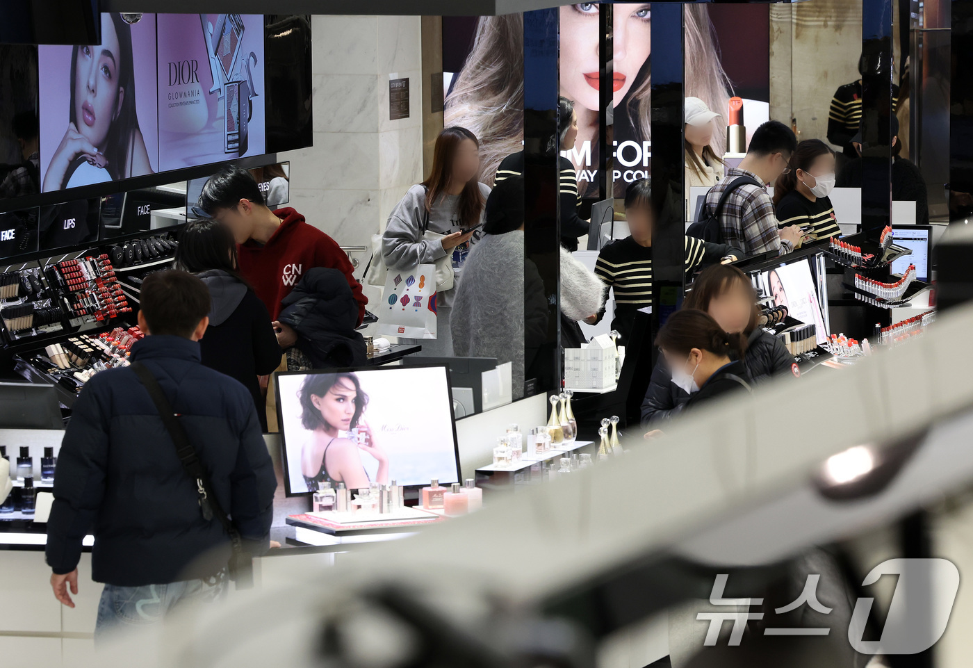 (서울=뉴스1) 이동해 기자 = 27일 서울 중구의 한 면세점에서 관광객들이 쇼핑을 하고 있다.'2025 한국 인바운드 및 아웃바운드 관광 실적 분석'에 따르면 관광수입(164억 …