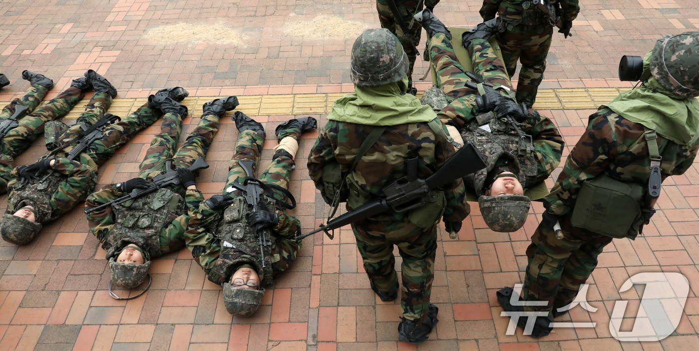 (부산=뉴스1) 윤일지 기자 = 27일 오후 부산 금정구 스포원파크에서 육군 제53보병사단 부산여단 대량사사상자 관리 훈련이 진행되고 있다.적 미사일 공격에 따른 핵·화생방 피폭 …