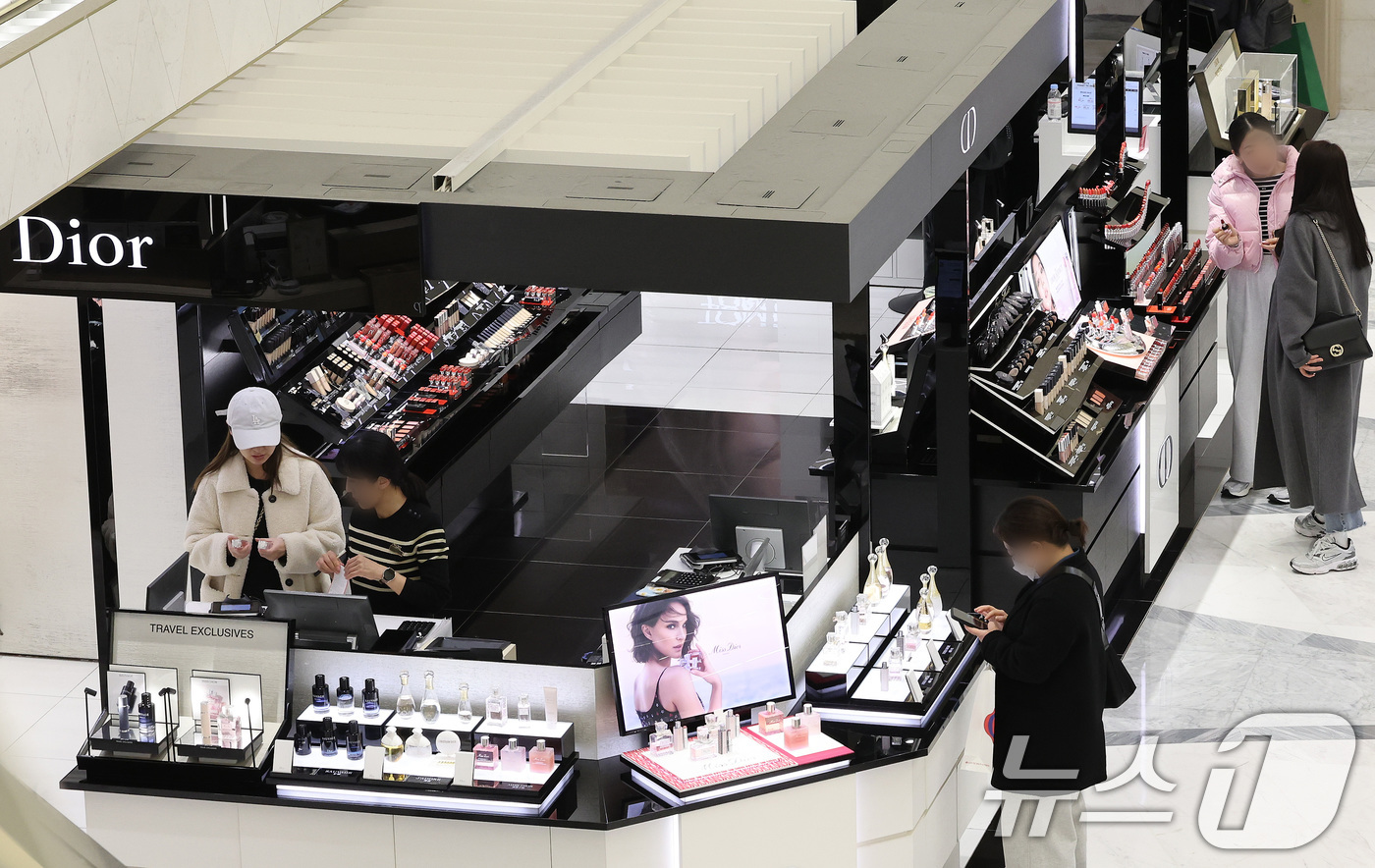 (서울=뉴스1) 이동해 기자 = 27일 서울 중구의 한 면세점에서 관광객들이 쇼핑을 하고 있다.'2025 한국 인바운드 및 아웃바운드 관광 실적 분석'에 따르면 관광수입(164억 …