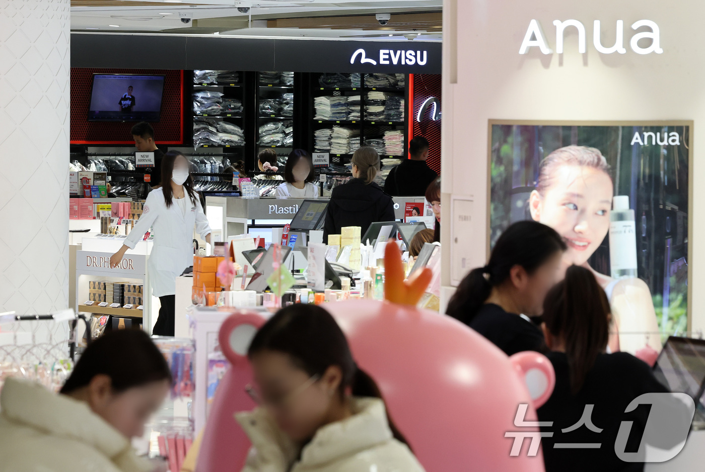 (서울=뉴스1) 이동해 기자 = 27일 서울 중구의 한 면세점에서 관광객들이 쇼핑을 하고 있다.'2025 한국 인바운드 및 아웃바운드 관광 실적 분석'에 따르면 관광수입(164억 …