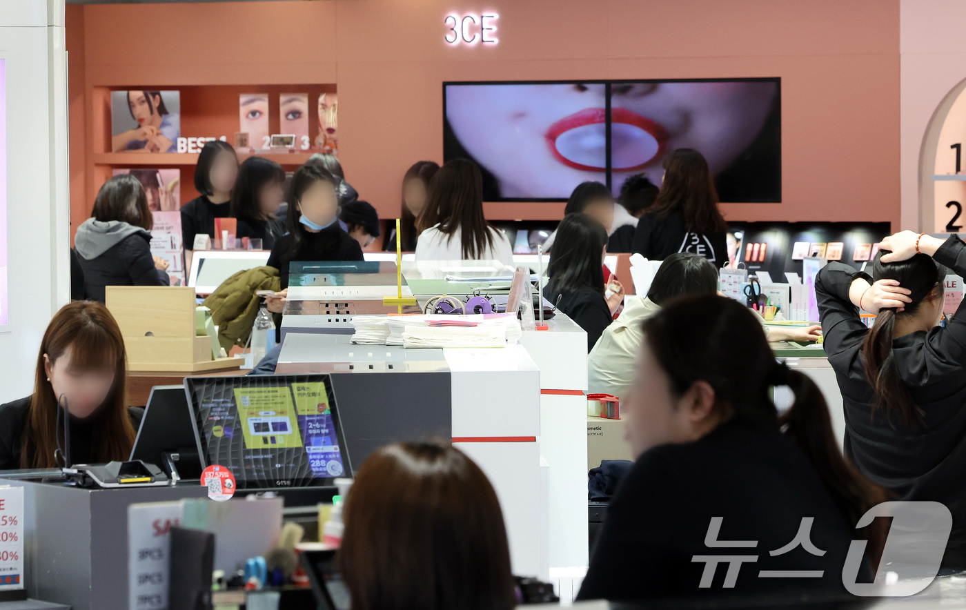 (서울=뉴스1) 이동해 기자 = 27일 서울 중구의 한 면세점에서 관광객들이 쇼핑을 하고 있다.'2025 한국 인바운드 및 아웃바운드 관광 실적 분석'에 따르면 관광수입(164억 …