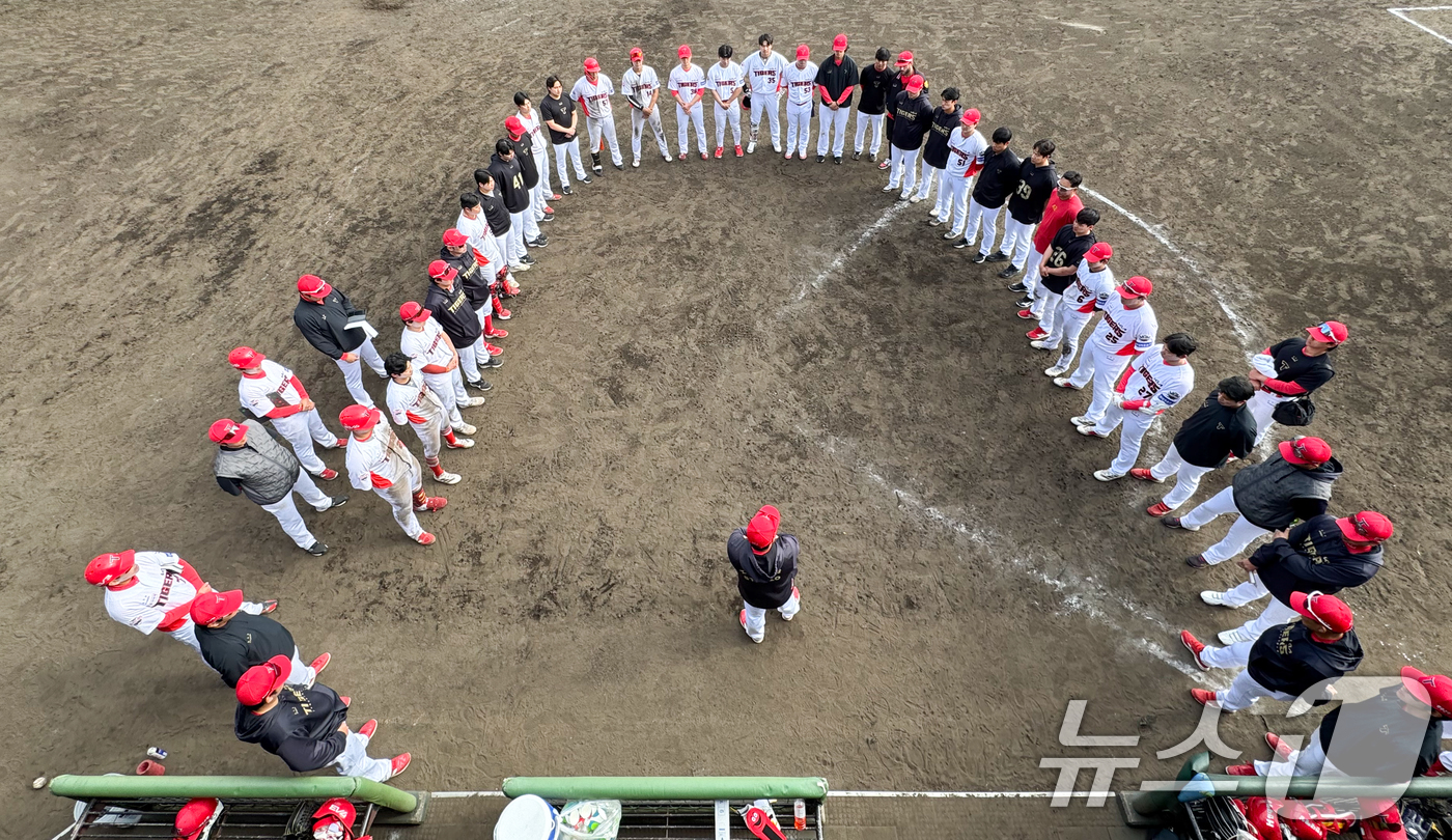(오키나와(일본)=뉴스1) 허경 기자 = 27일 일본 오키나와 킨 야구장에서 열린 LG 트윈스와 KIA 타이거즈 연습경기에서 3 대 1로 패한 KIA 선수들이 이범호 감독의 발언을 …