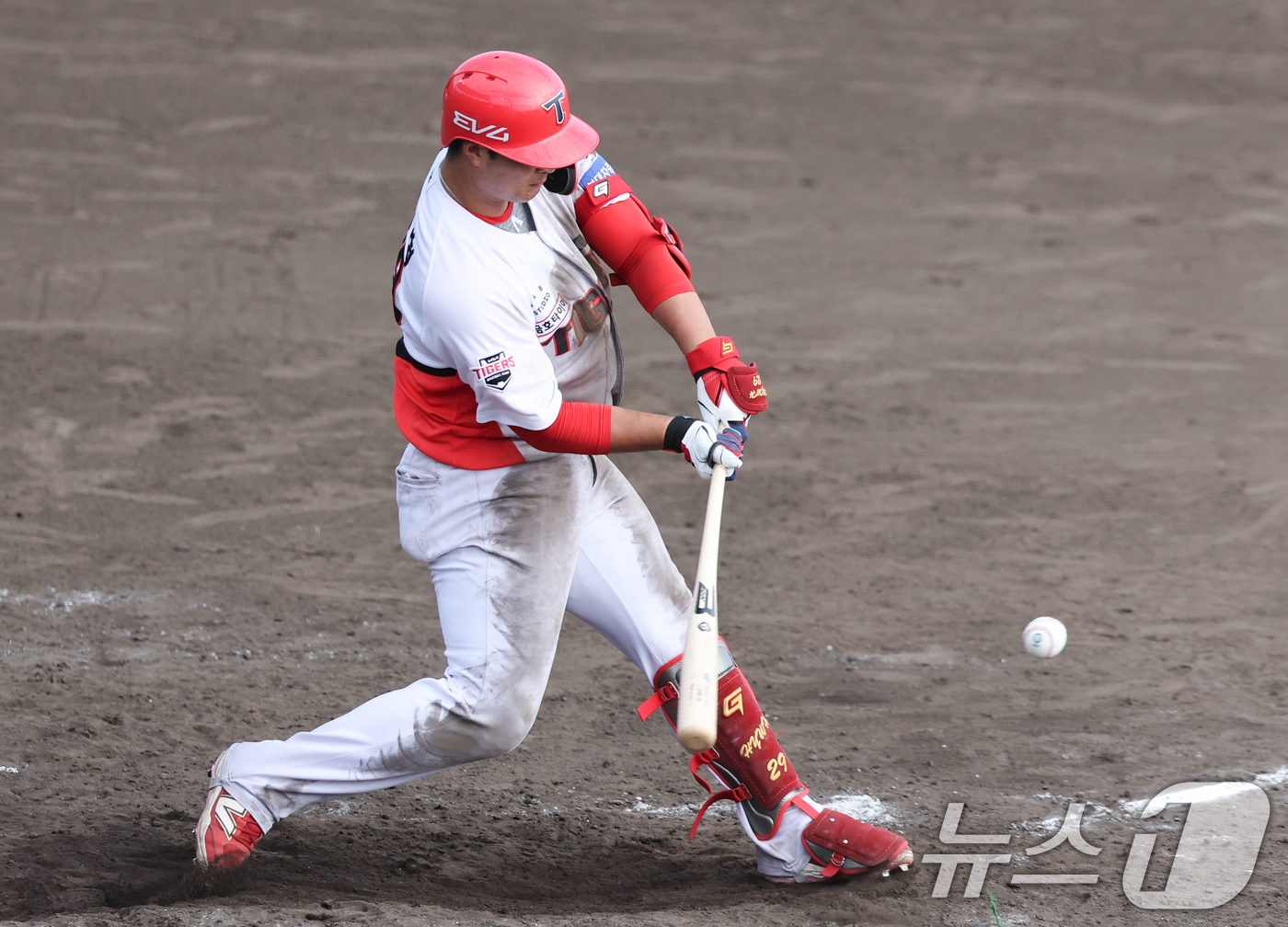 (오키나와(일본)=뉴스1) 허경 기자 = KIA 변우혁이 27일 일본 오키나와 킨 야구장에서 열린 LG 트윈스와 KIA 타이거즈 연습경기에 타격하고 있다. 2025.2.27/뉴스1 …