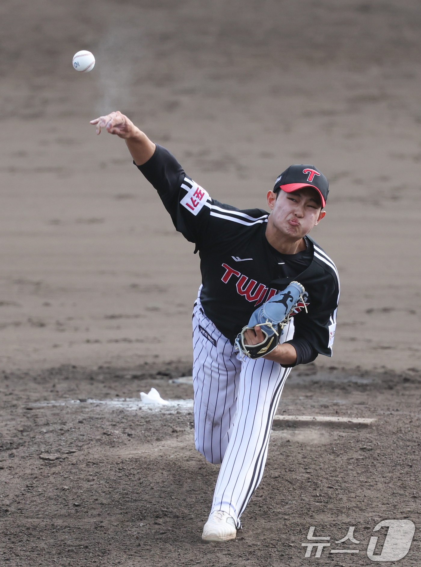 (오키나와(일본)=뉴스1) 허경 기자 = LG 김영우가 27일 일본 오키나와 킨 야구장에서 열린 LG 트윈스와 KIA 타이거즈 연습경기에서 역투하고 있다. 2025.2.27/뉴스1 …