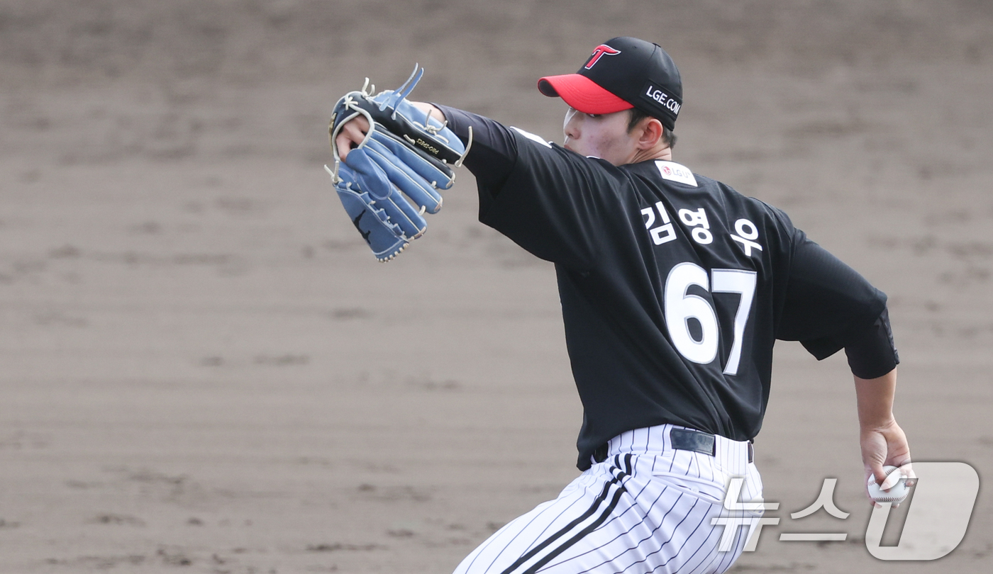 (오키나와(일본)=뉴스1) 허경 기자 = LG 김영우가 27일 일본 오키나와 킨 야구장에서 열린 LG 트윈스와 KIA 타이거즈 연습경기에서 역투하고 있다. 2025.2.27/뉴스1 …