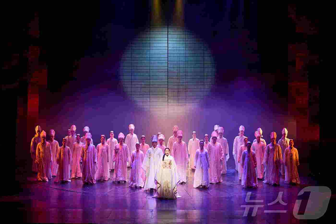 본문 이미지 - 뮤지컬 명성황후 30주년 기념공연에서 신영숙&#40;에이콤 제공&#41;
