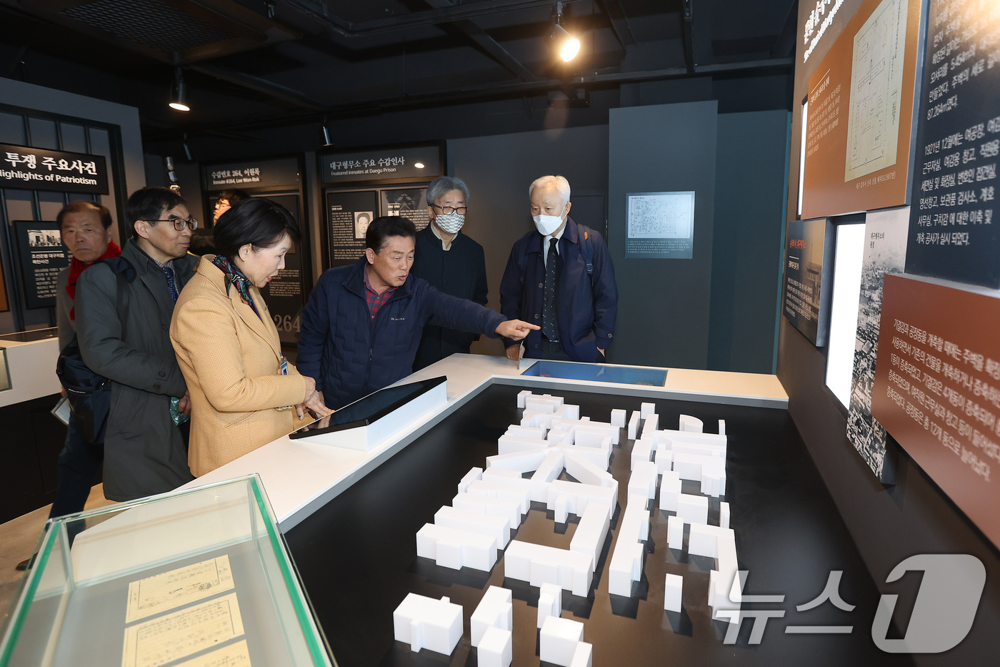 (대구=뉴스1) 공정식 기자 = 27일 오후 대구 중구 삼덕교회에서 열린 '대구형무소 역사관' 개관식에 참석한 시민들이 대구형무소의 역사와 독립운동사를 담은 기록물을 살펴보고 있다 …