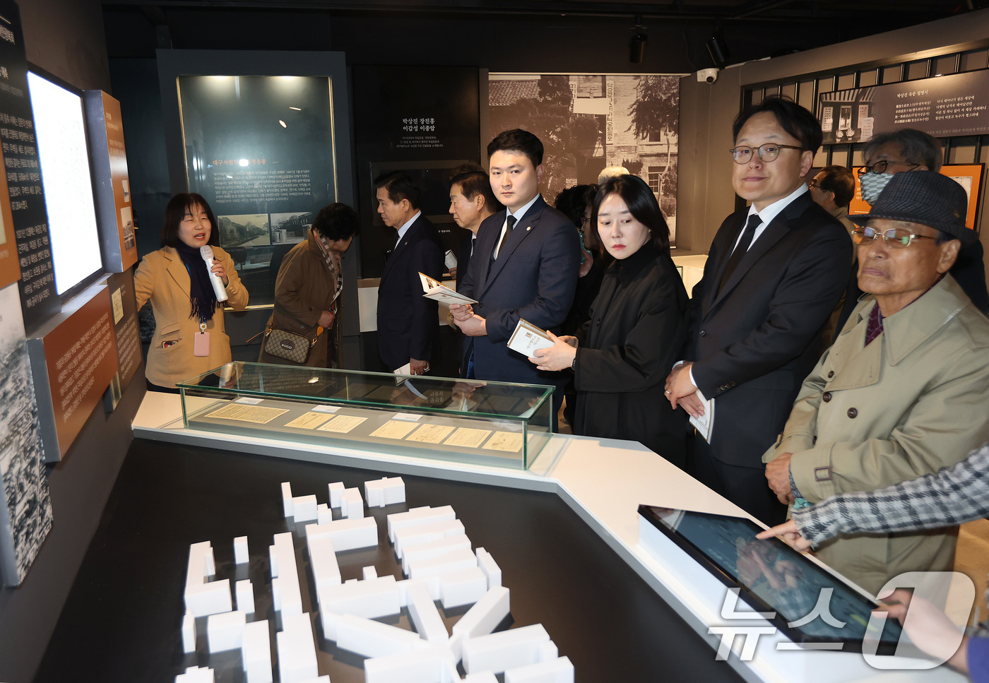 (대구=뉴스1) 공정식 기자 = 27일 오후 대구 중구 삼덕교회에서 열린 '대구형무소 역사관' 개관식에 참석한 시민들이 대구형무소의 역사와 독립운동사를 담은 기록물을 살펴보고 있다 …