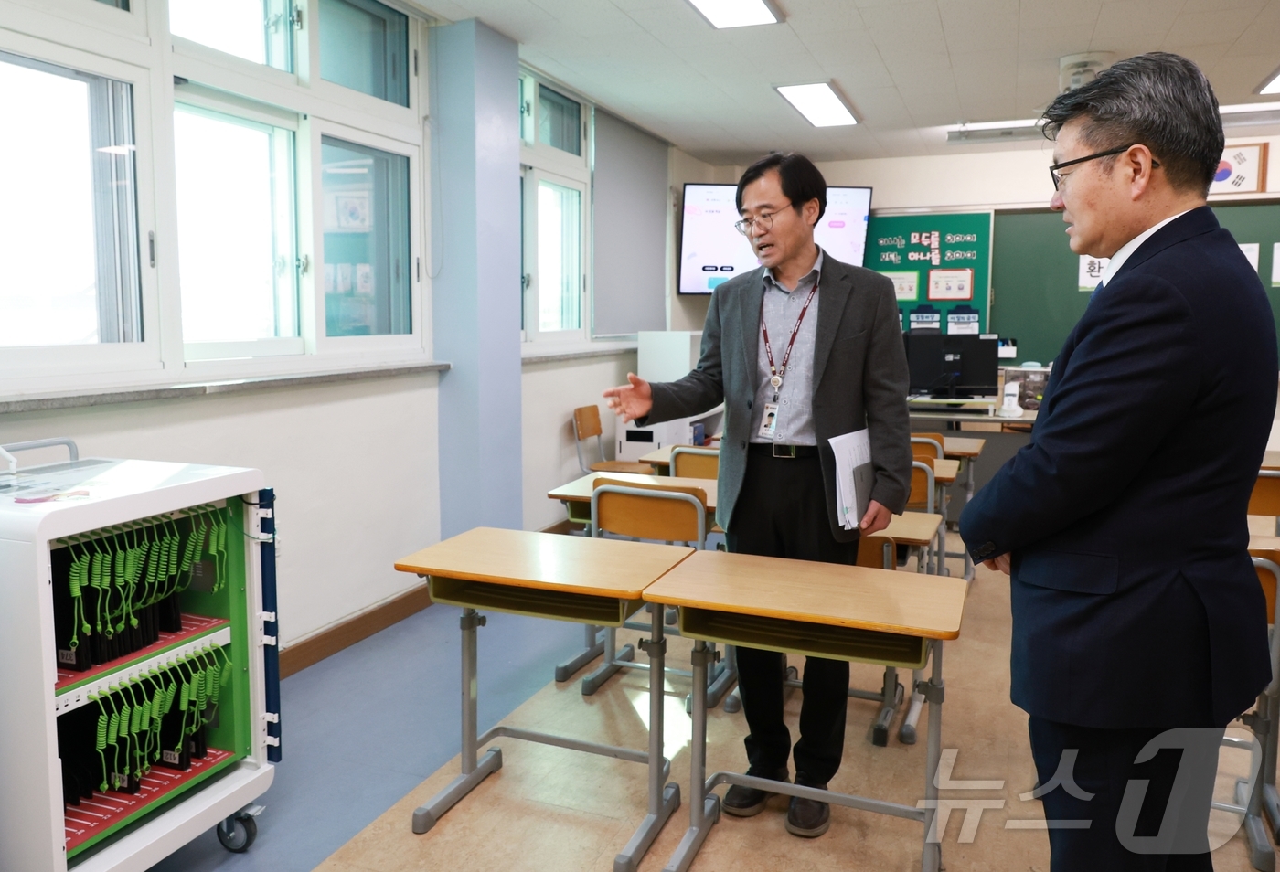 (서울=뉴스1) = 오석환 교육부 차관이 27일 경기 시흥시 군서초등학교를 방문, 신학기부터 인공지능(AI) 디지털 교과서가 도입되는 것에 대비해 학교 디지털 인프라 개선 상황을 …