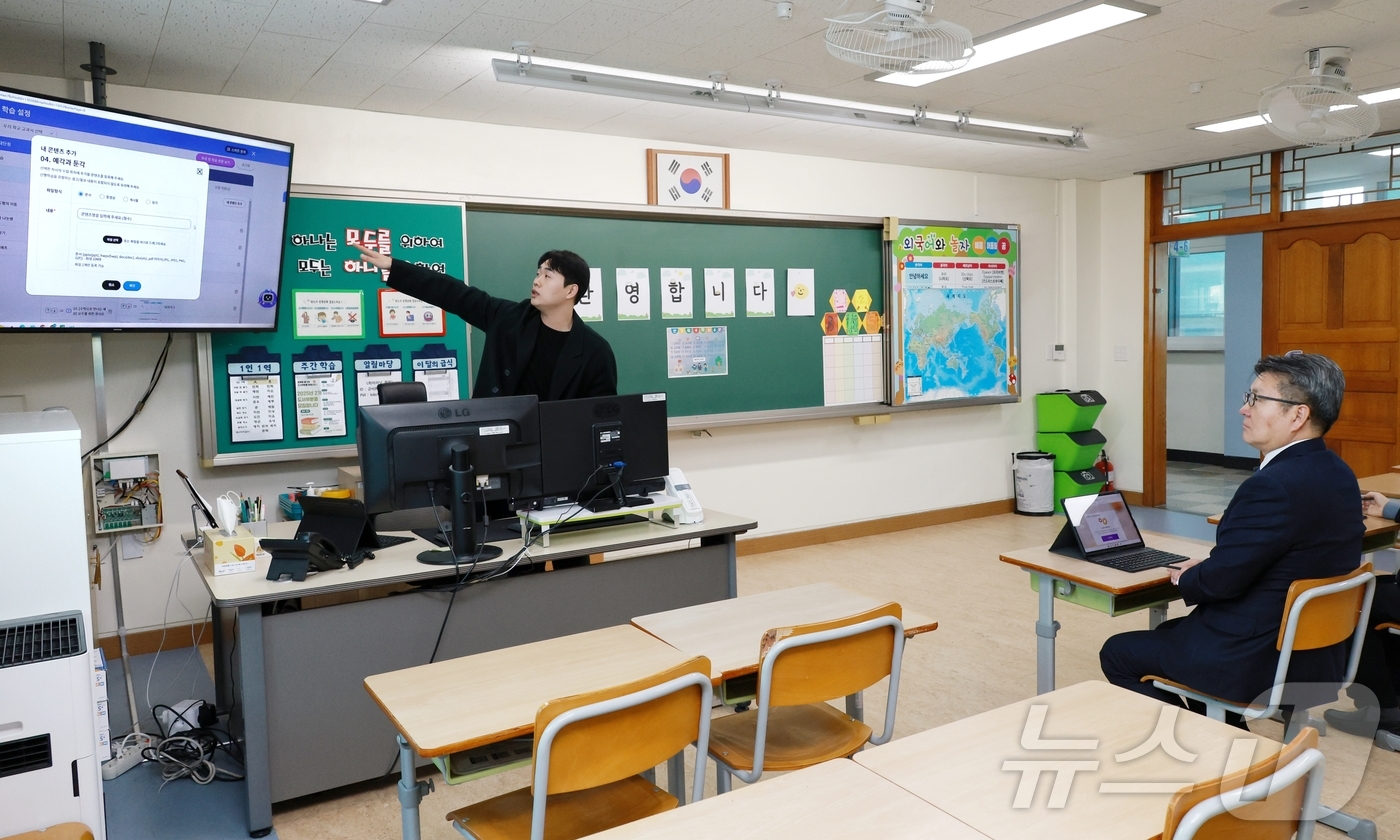 (서울=뉴스1) = 오석환 교육부 차관이 27일 경기 시흥시 군서초등학교를 방문, 신학기부터 인공지능(AI) 디지털 교과서가 도입되는 것에 대비해 학교 디지털 인프라 개선 상황을 …