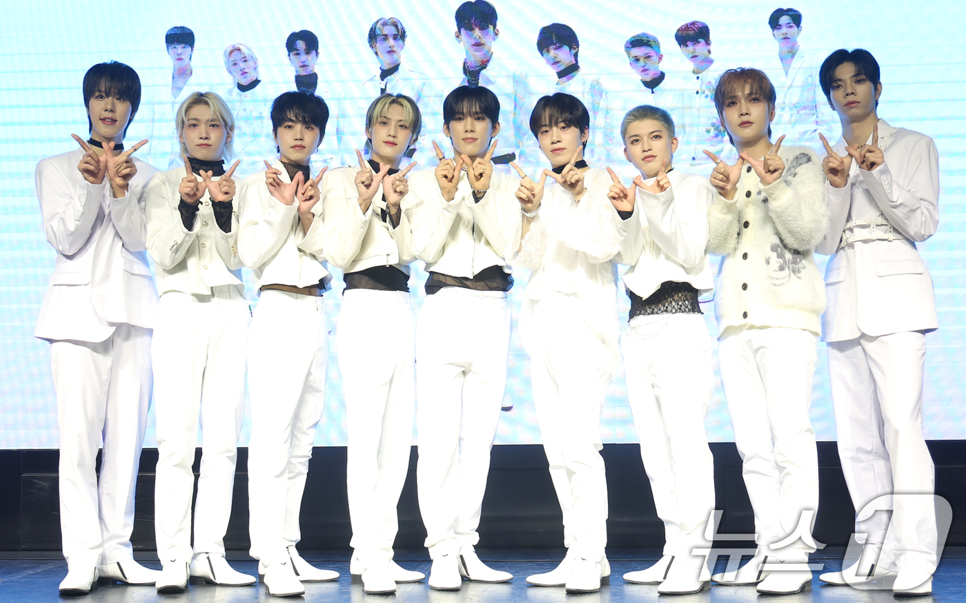 (서울=뉴스1) 권현진 기자 = 그룹 3WAY(쓰리웨이) 정윤(왼쪽부터)과 동현, 레노, 우석, 료, 시호, 린타로, 혜천, 아오이가 27일 서울 마포구 H-스테이시 가진 데뷔 앨 …