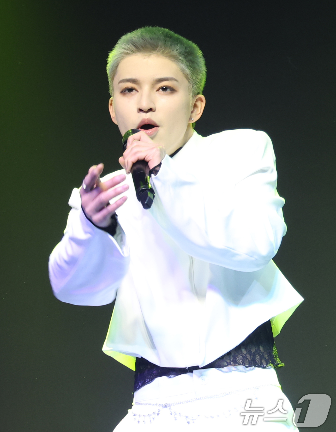 (서울=뉴스1) 권현진 기자 = 그룹 3WAY(쓰리웨이) 린타로가 27일 서울 마포구 H-스테이시 가진 데뷔 앨범 'HIGHWAY' 쇼케이스에서 타이틀 곡 ‘모노크롬’을 선보이고 …