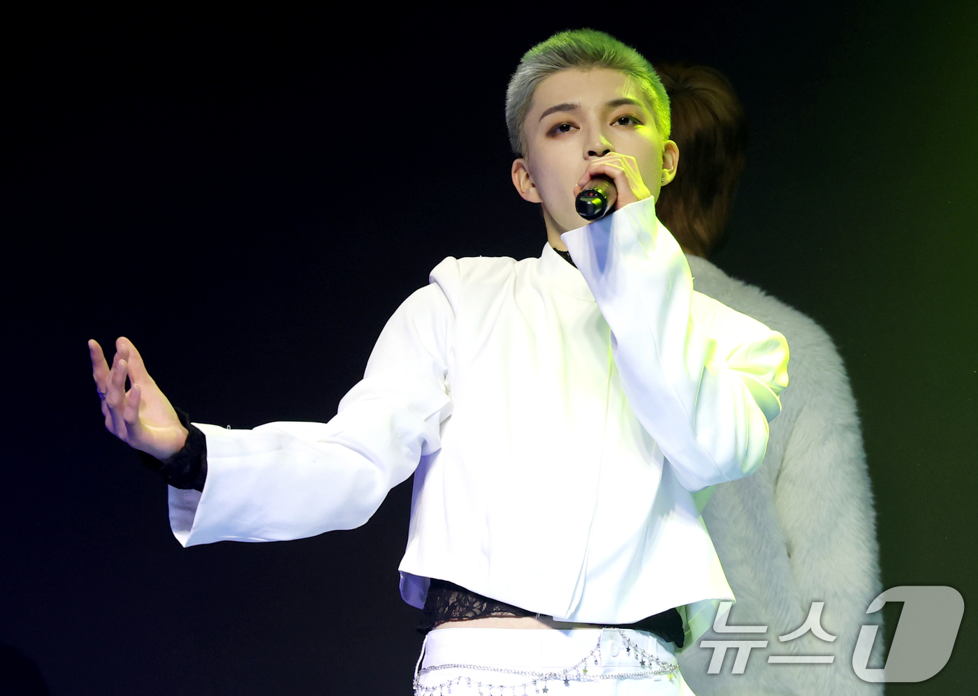 (서울=뉴스1) 권현진 기자 = 그룹 3WAY(쓰리웨이) 린타로가 27일 서울 마포구 H-스테이시 가진 데뷔 앨범 'HIGHWAY' 쇼케이스에서 타이틀 곡 ‘모노크롬’을 선보이고 …