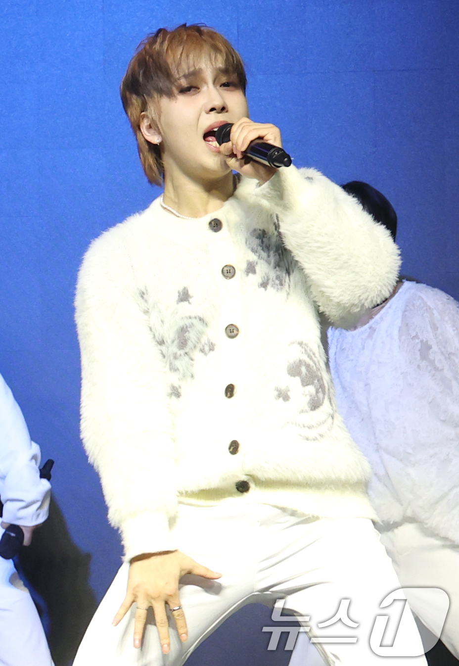 (서울=뉴스1) 권현진 기자 = 그룹 3WAY(쓰리웨이) 혜천이 27일 서울 마포구 H-스테이시 가진 데뷔 앨범 'HIGHWAY' 쇼케이스에서 타이틀 곡 ‘모노크롬’을 선보이고 있 …