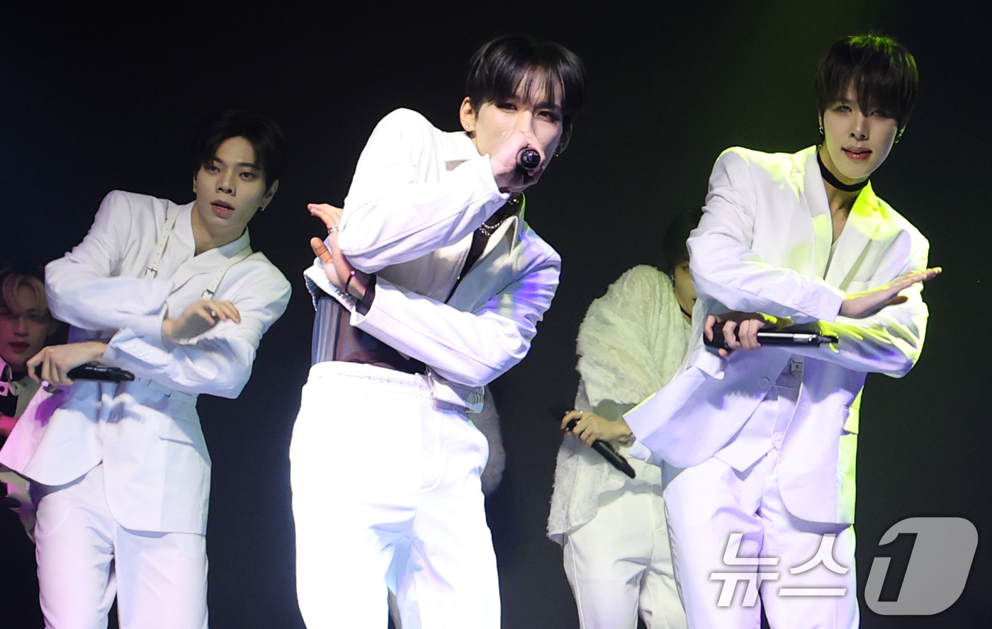 (서울=뉴스1) 권현진 기자 = 그룹 3WAY(쓰리웨이)가 27일 서울 마포구 H-스테이시 가진 데뷔 앨범 'HIGHWAY' 쇼케이스에서 타이틀 곡 ‘모노크롬’을 선보이고 있다. …