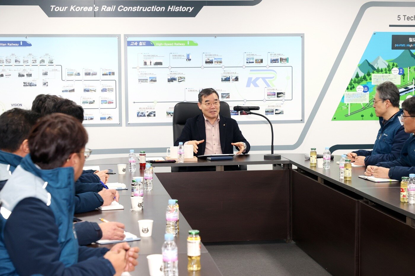 본문 이미지 - 2월 대우건설 김보현 대표이사가 평택오송철도2공구 현장 방문해 직원 간담회를 가졌다.(대우건설 제공)