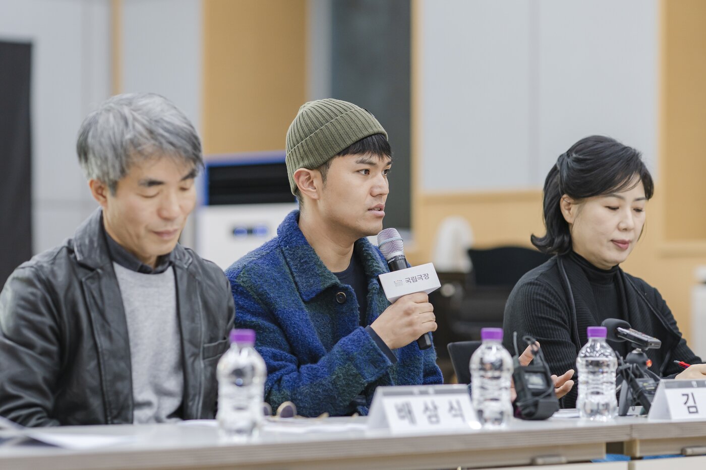 본문 이미지 - 27일 열린 라운드인터뷰에서 김정 연출이 답변하고 있다.&#40;국립극장 제공&#41;