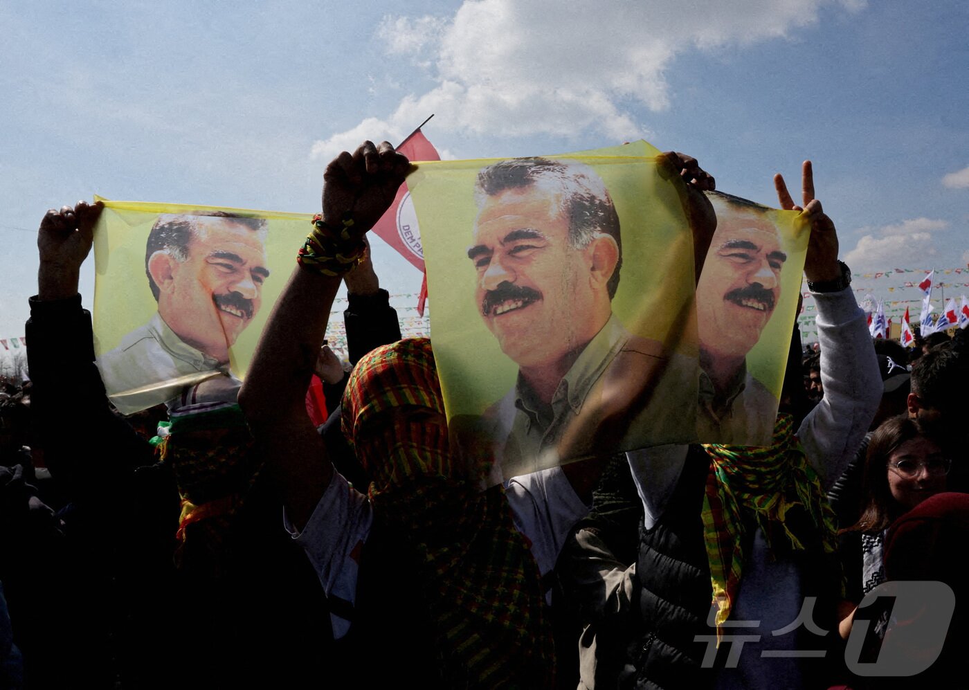 본문 이미지 - 사람들이 쿠르드노동자당(PKK)의 창립자이자 지도자인 압둘라 오잘란의 사진을 들고 있다. 2024.03.17 ⓒ 로이터=뉴스1