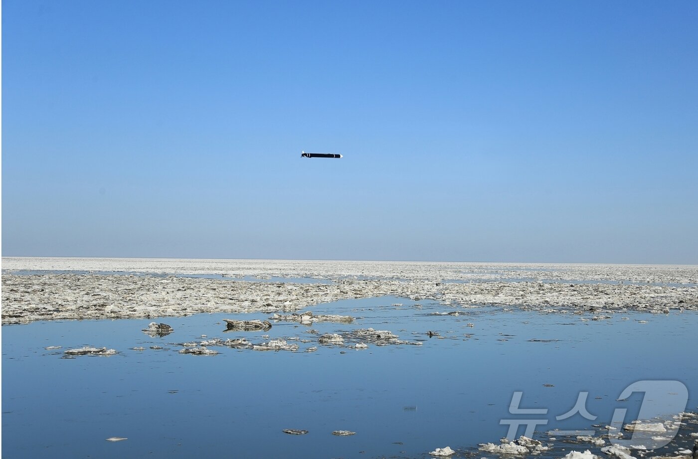 본문 이미지 - &#40;평양 노동신문=뉴스1&#41; = 북한 노동당 기관지 노동신문은 28일 &#34;조선인민군 서부지구 미사일연합부대 해당 구분대가 2월 26일 오전 조선서해 해상에서 전략순항미사일 발사훈련을 진행했다&#34;라고 보도했다. 김정은 당 총비서도 훈련을 참관했다. [국내에서만 사용가능. 재배포 금지. DB 금지. For Use Only in the Republic of Korea. Redistribution Prohibited] rodongphoto@news1.kr
